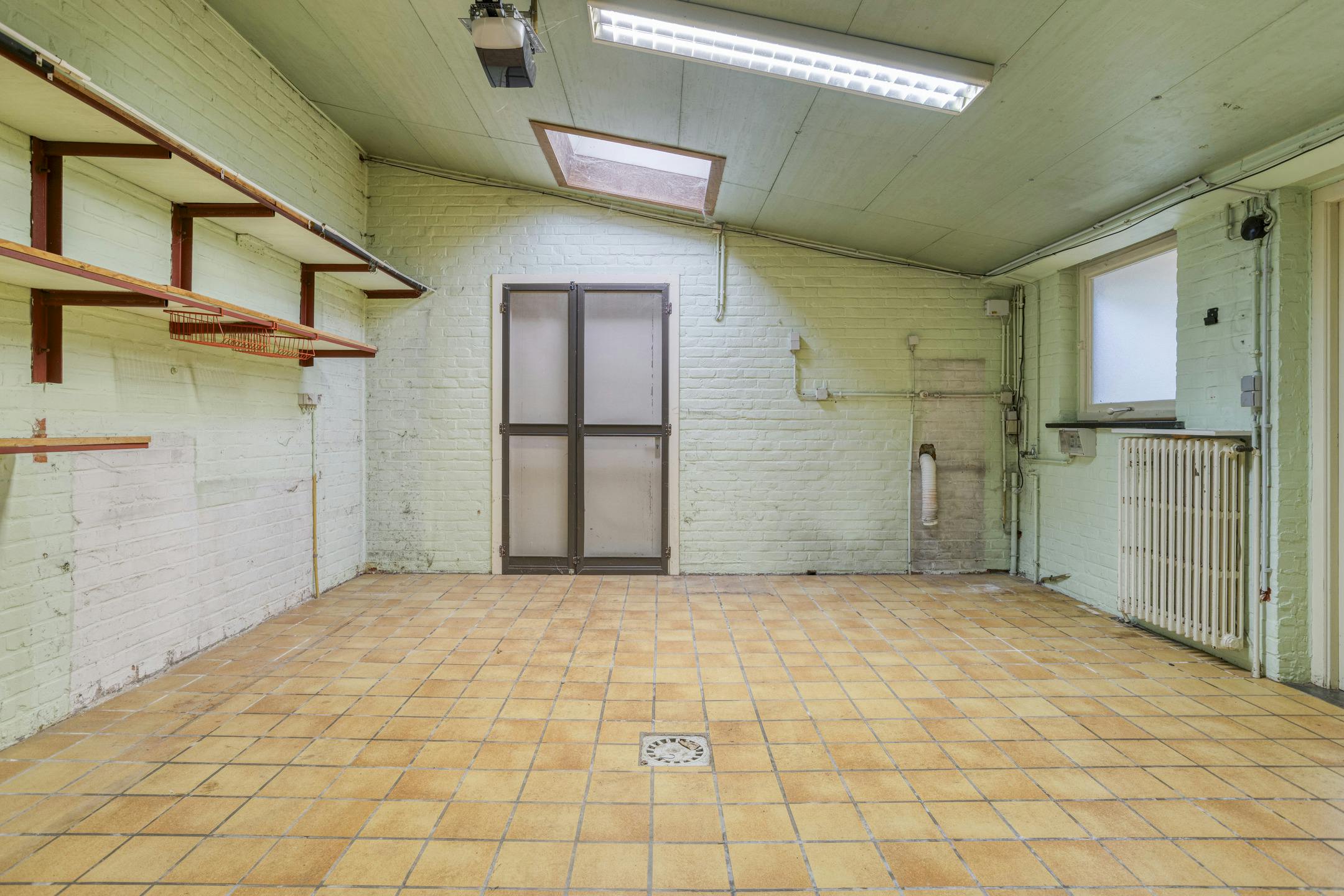 Huis te koop in Ieper met 3 kamers, tuin en garage foto 18