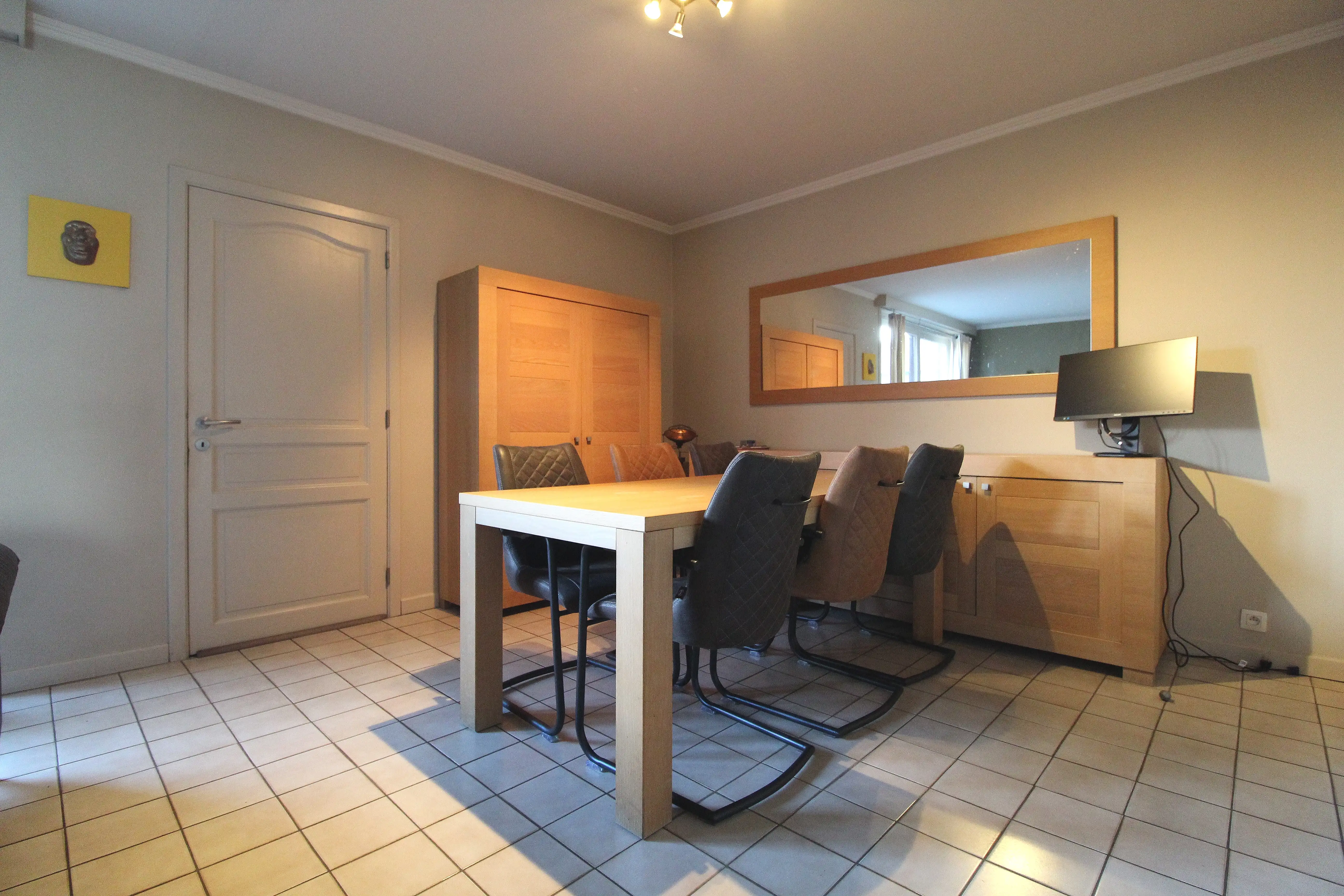 Instapklare, gesloten, bebouwing in residentiële woonwijk foto 6