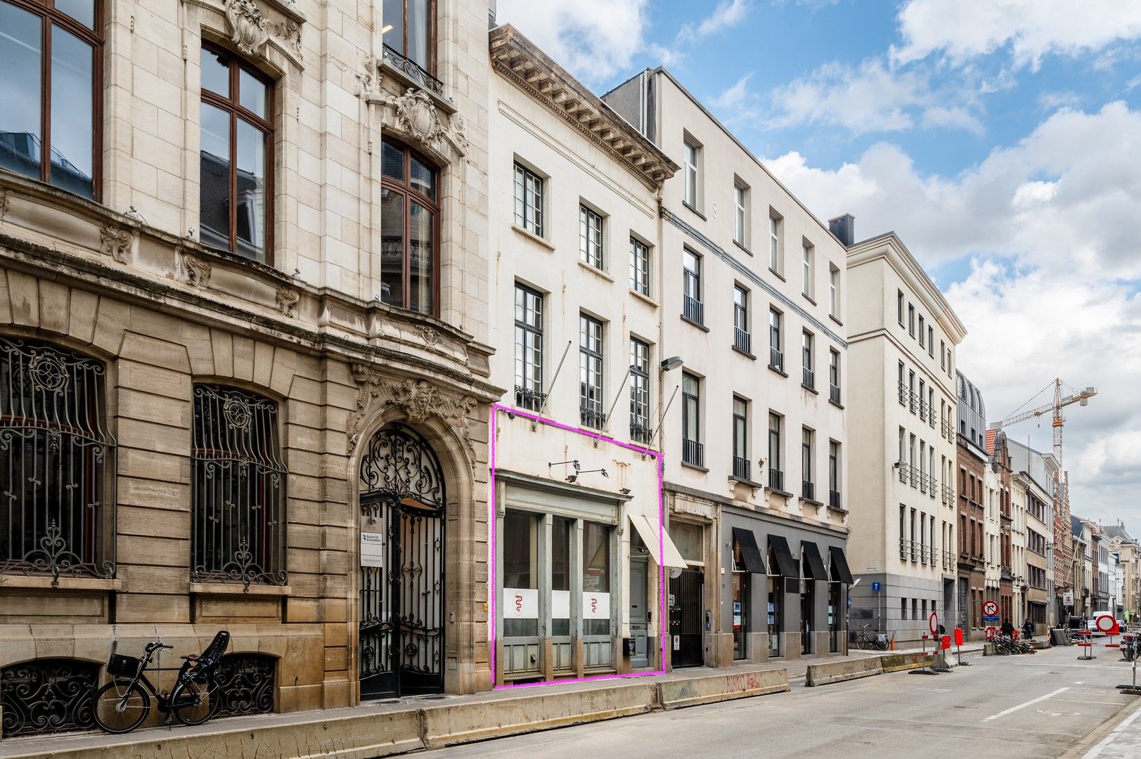 Handelsruimte op toplocatie in het centrum. foto {{pictureIndex}}