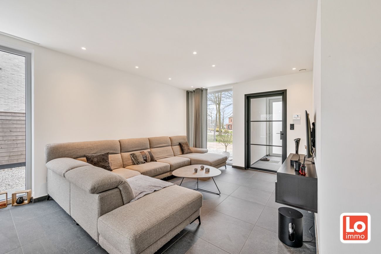VERKOCHT! Instapklare halfopen nieuwbouw woning met inpandige garage en open zicht op een landelijke locatie in Beervelde! foto 7