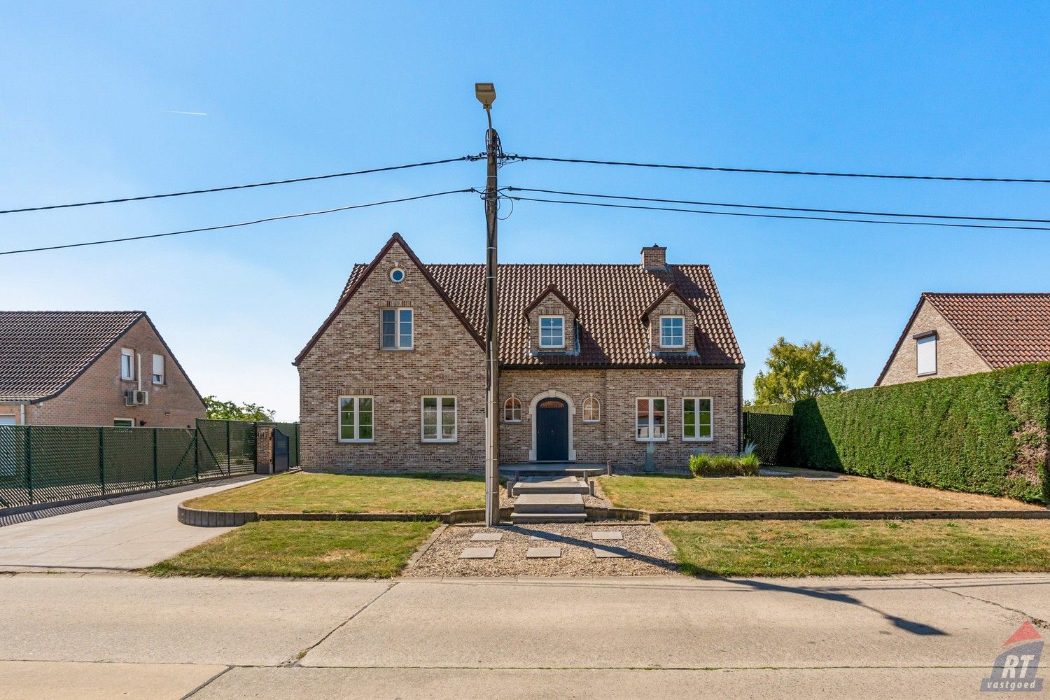 Prachtige, instapklare gezinswoning met topvoorzieningen en 4-5 slaapkamers foto 2