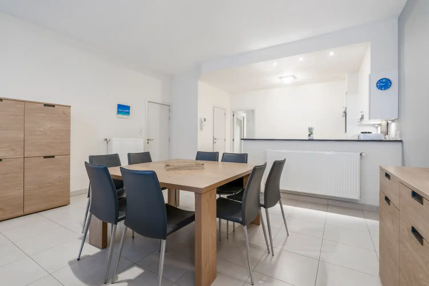 Ruim gelijkvloers appartement met drie slaapkamers en twee badkamers. In het centrum en dichtbij de Dijk en het strand van Blankenberge. Dit appartement wordt gemeubeld verhuurd. foto 4