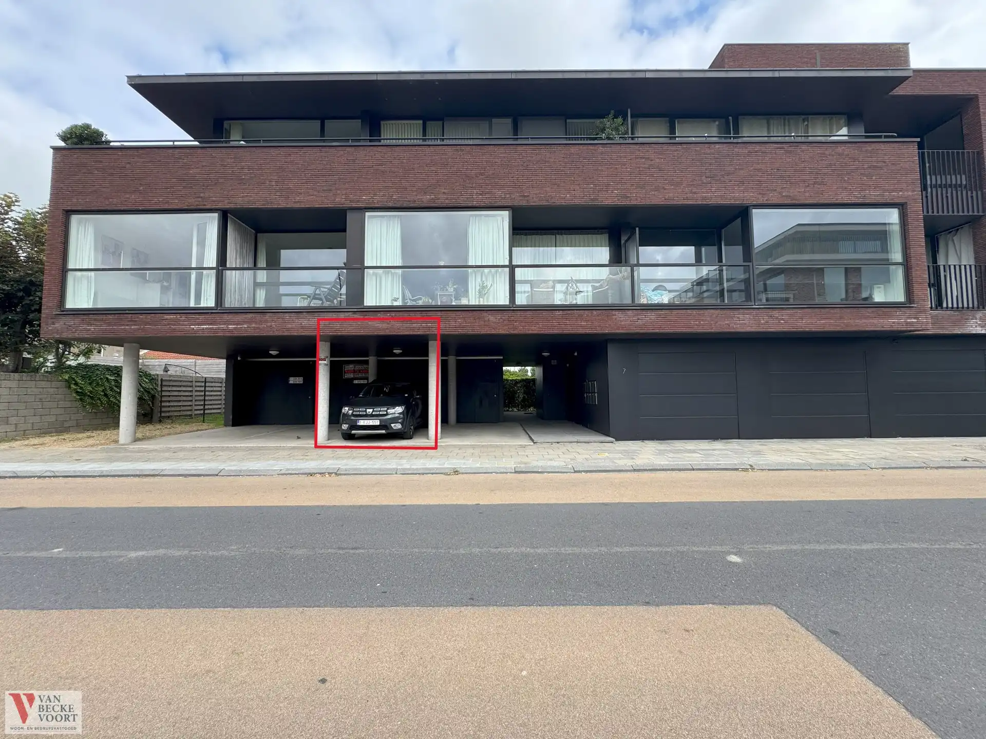 Overdekte staanplaats met berging foto {{pictureIndex}}