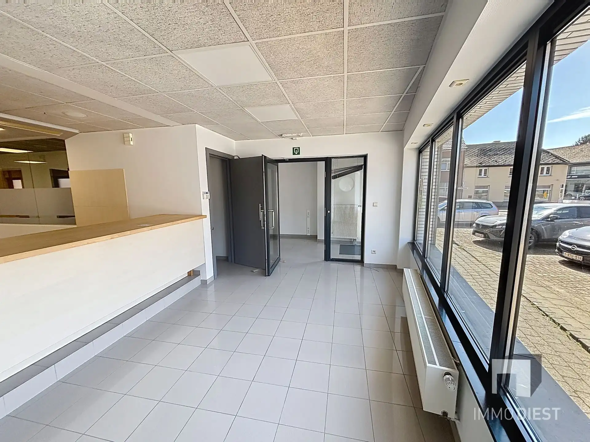 Handelsgelijkvloers van 230m² met private, achterliggende parking voor 3 wagens. foto 5