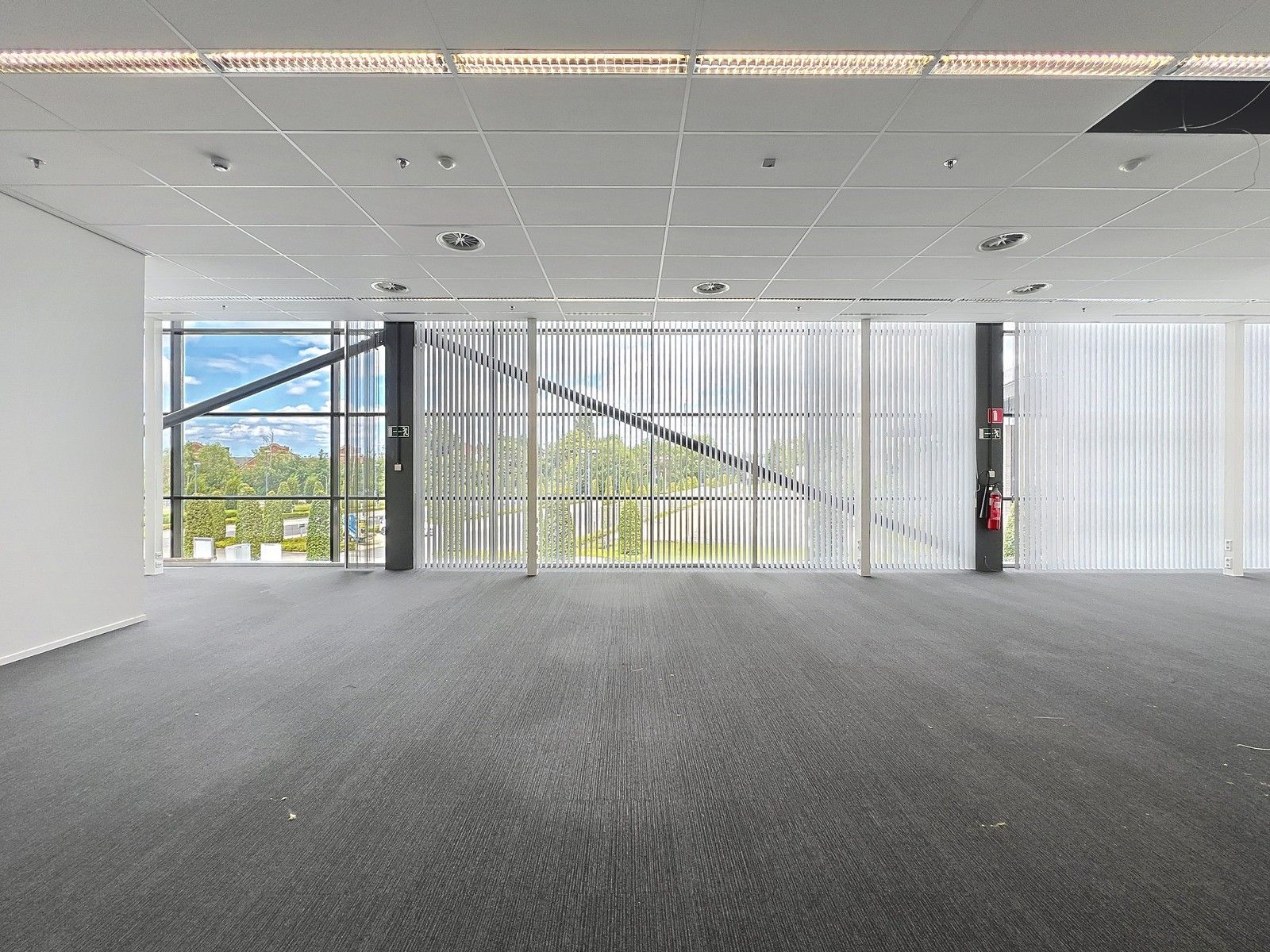 LICHTRIJKE kantoorruimten (1.400 tot 1.800m²) aan ZEER interessante voorwaarden nabij afrit Kortrijk-Oost E17. Onmiddellijk beschikbaar! foto 18