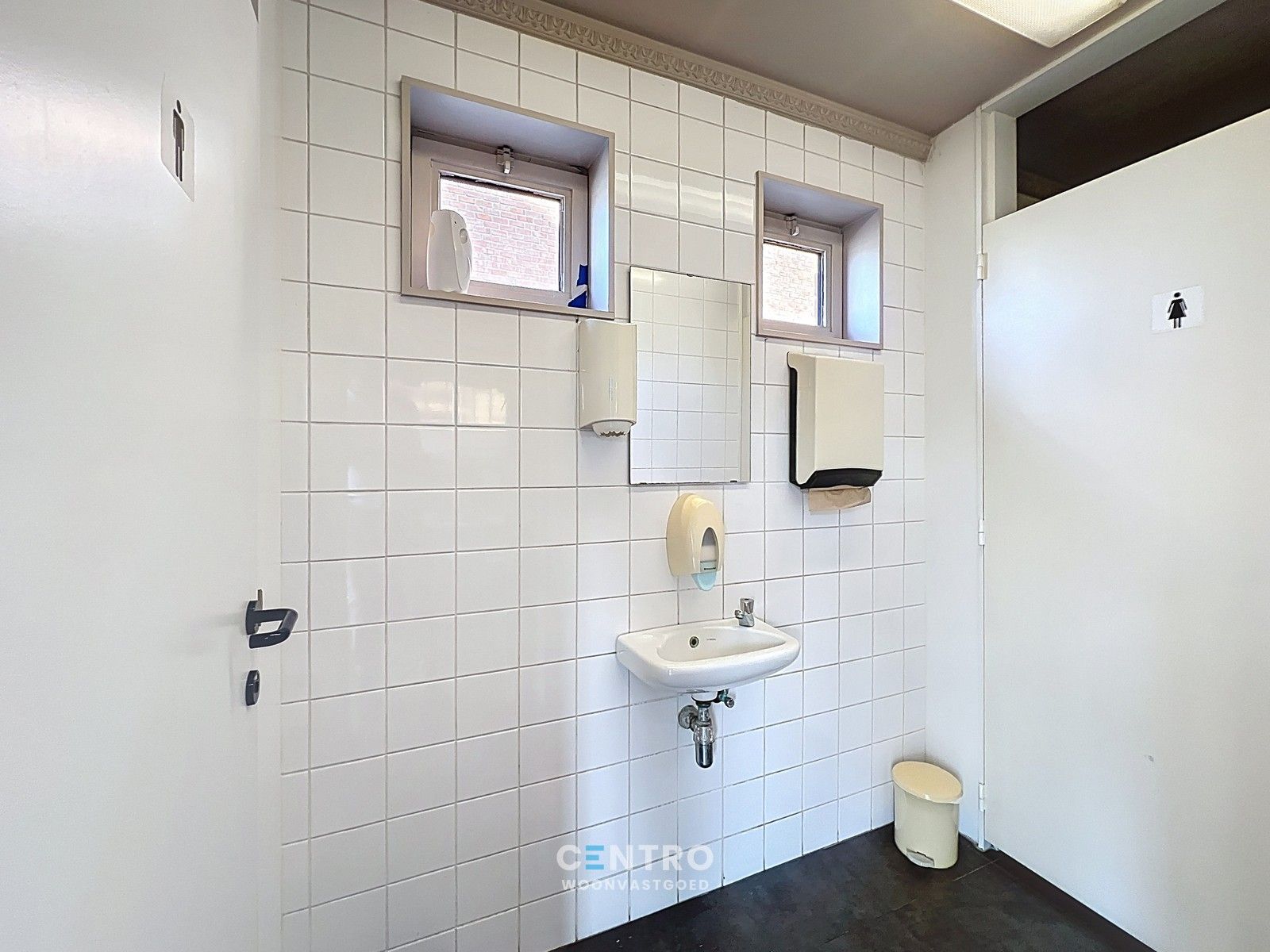 Woning met commerciële ruimte (eenvoudig om te vormen naar ruime leefruimte), 240m² bewoonbaar, extra tuinbergingen en DUBBELE garage te Torhout. foto 11