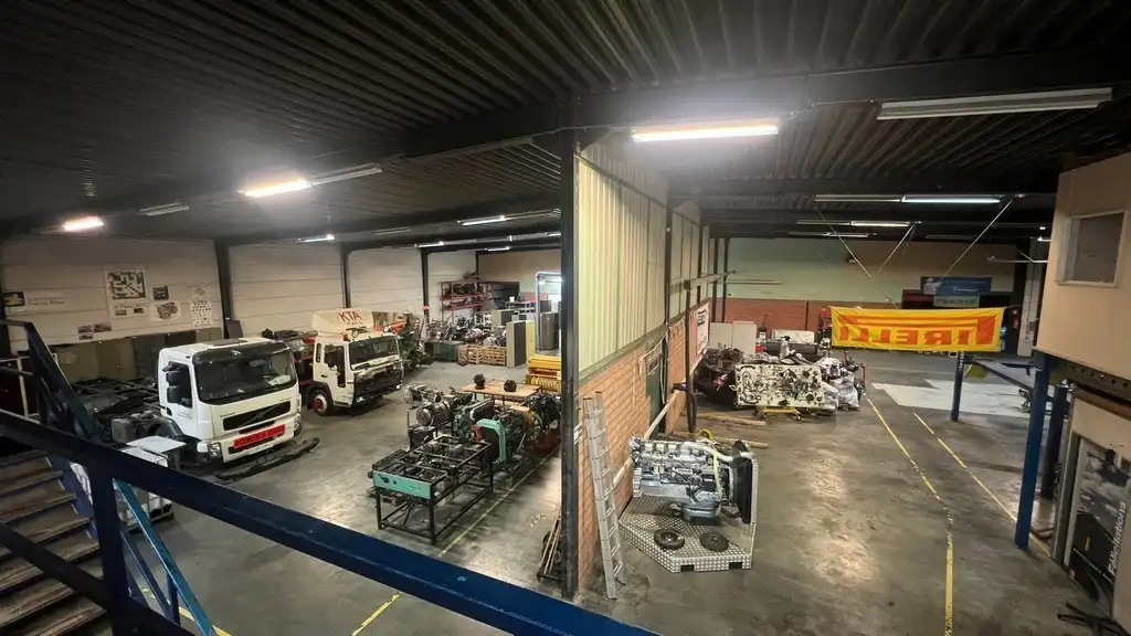 Verwarmd magazijn met kantoren te huur in Industriepark-Drongen foto 8