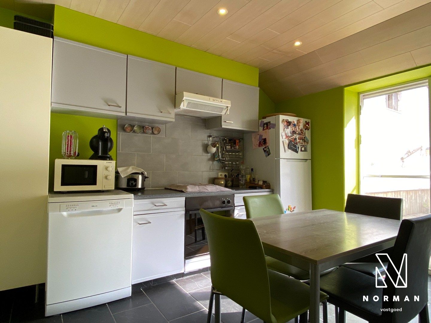 Halfopen woning met 3 slaapkamers, bijgebouw/atelier en grote voorkamer voor eventuele handelszaak foto 2