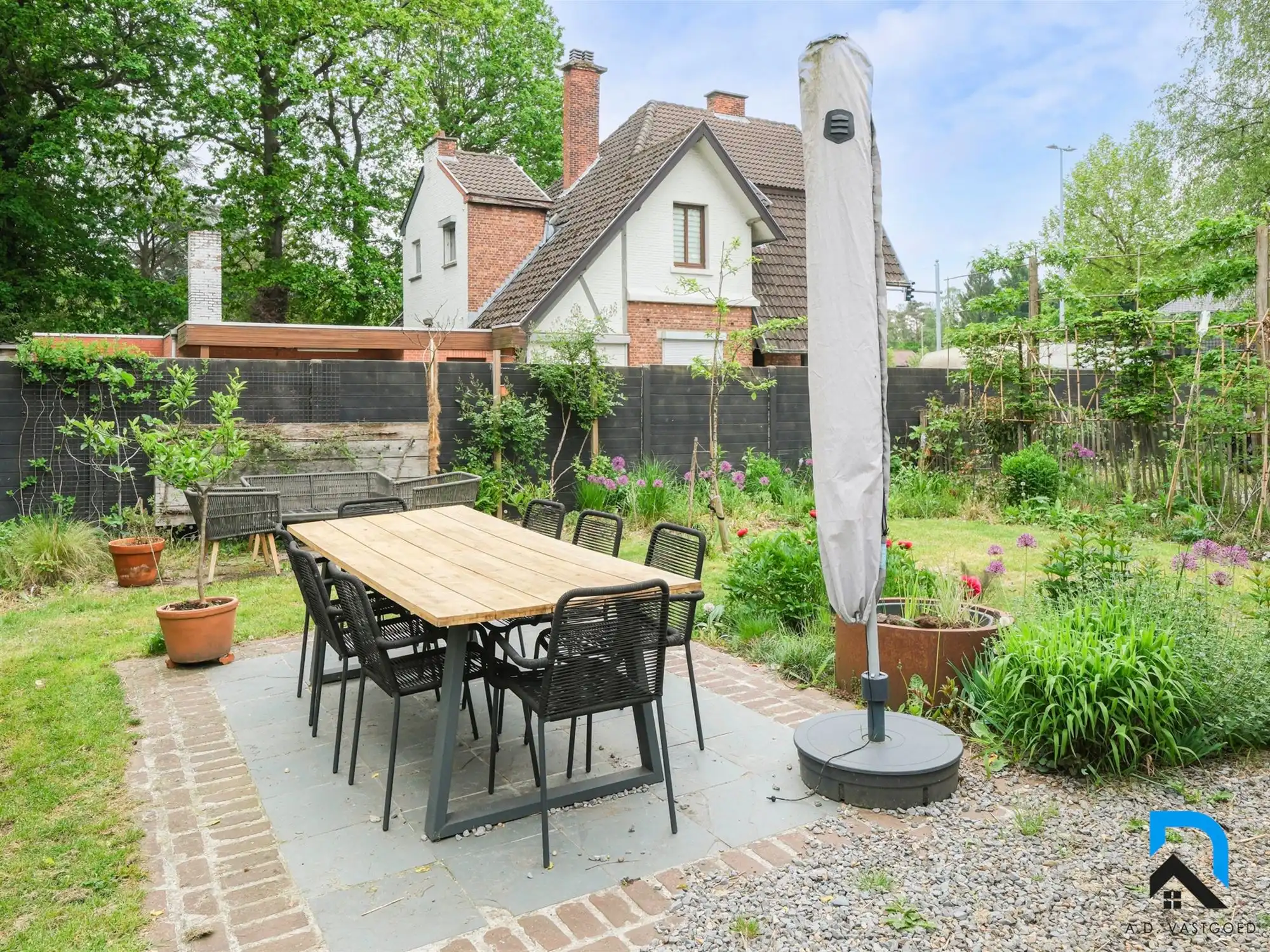 Mooie woning met tuin op toplocatie foto 2