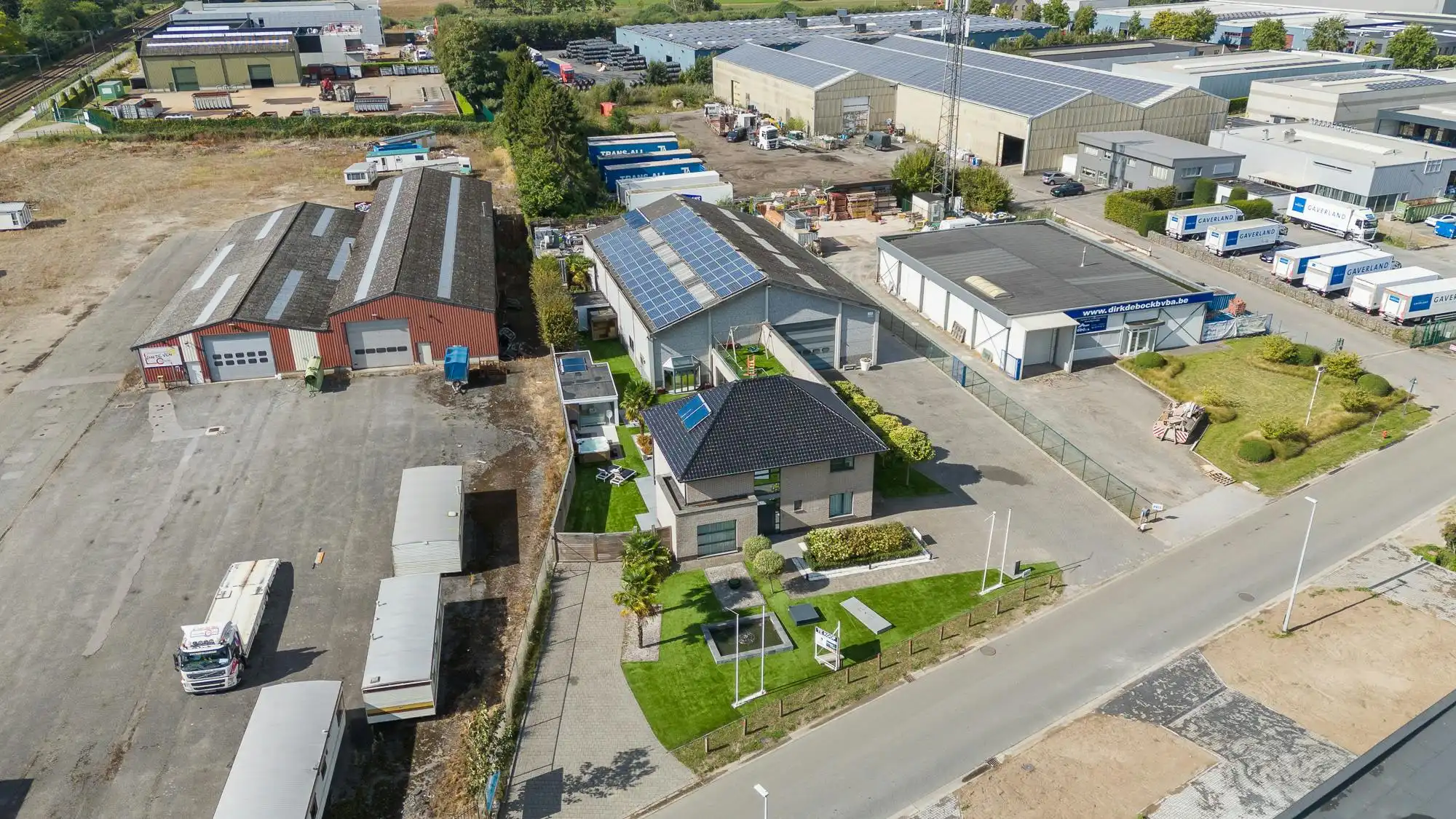 Luxe villa met exclusieve tuin en 600m2 magazijn in KMO-zone foto 62