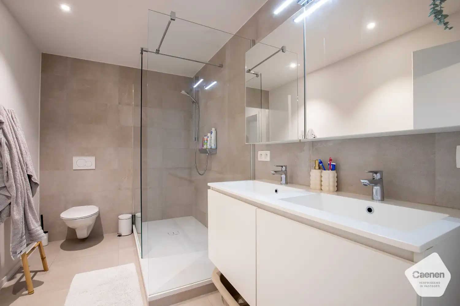 Zéér ruim appartement met 2 slaapkamers en groot terras. foto 7