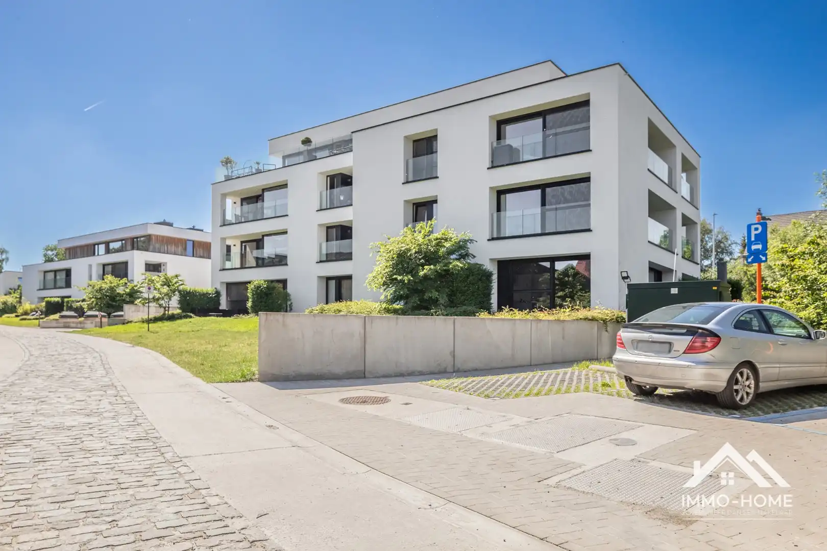 Instapklaar modern appartement met autostaanplaats foto 2