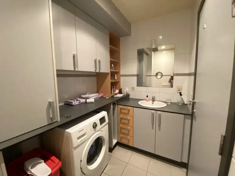 Verzorgd appartement met terras, parkeerplaats en private berging – interessante opbrengsteigendom foto 8