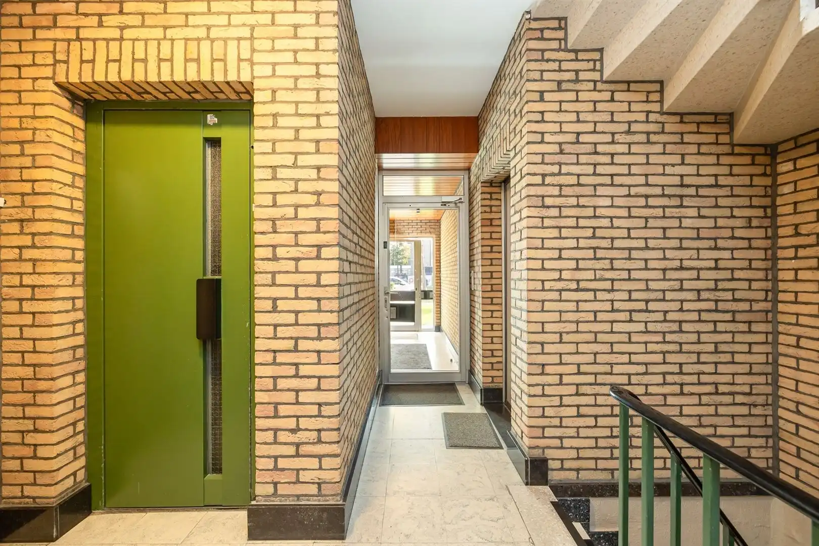 Op te frissen 3-slaapkamerappartement met lift en kelderberging  foto 20