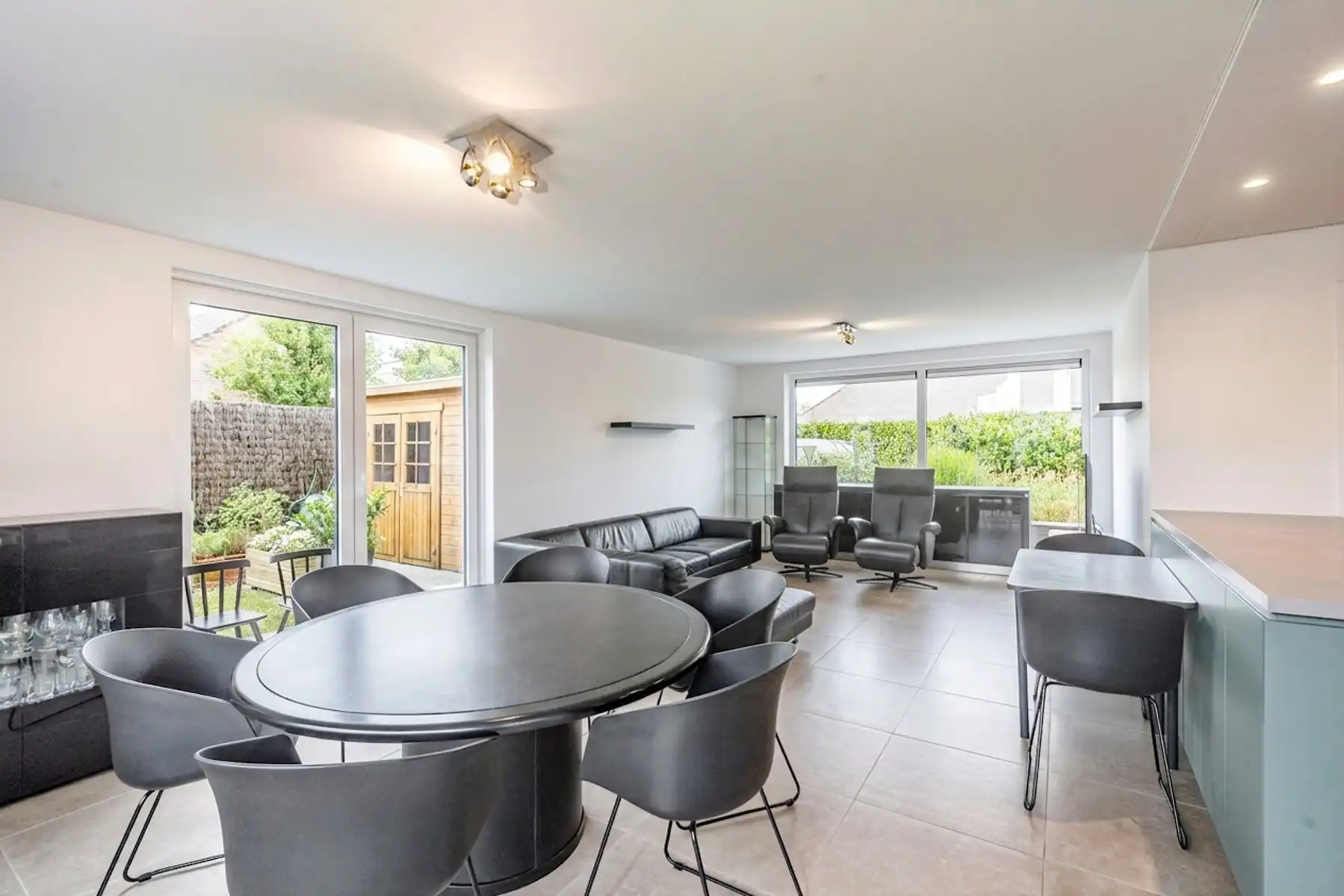 Gezellige recente halfopen bebouwing met tuin en staanplaatsen foto 10