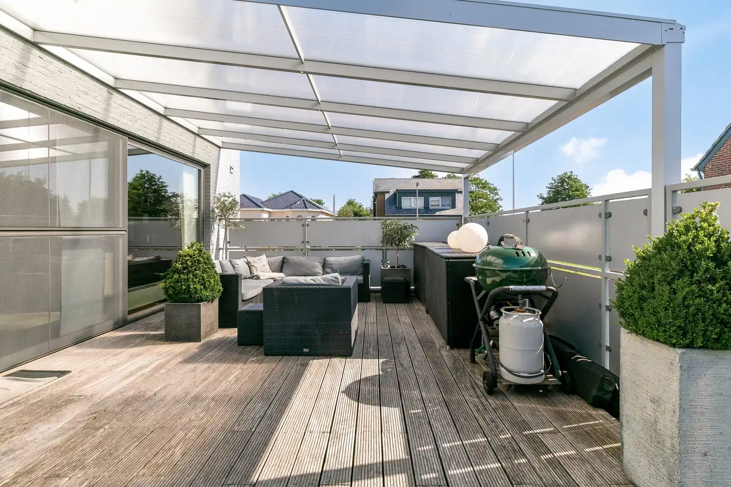 Handelsruimte met luxe duplex-appartement en verhuurde loodsen op het industrieterrein in Lanaken foto 44