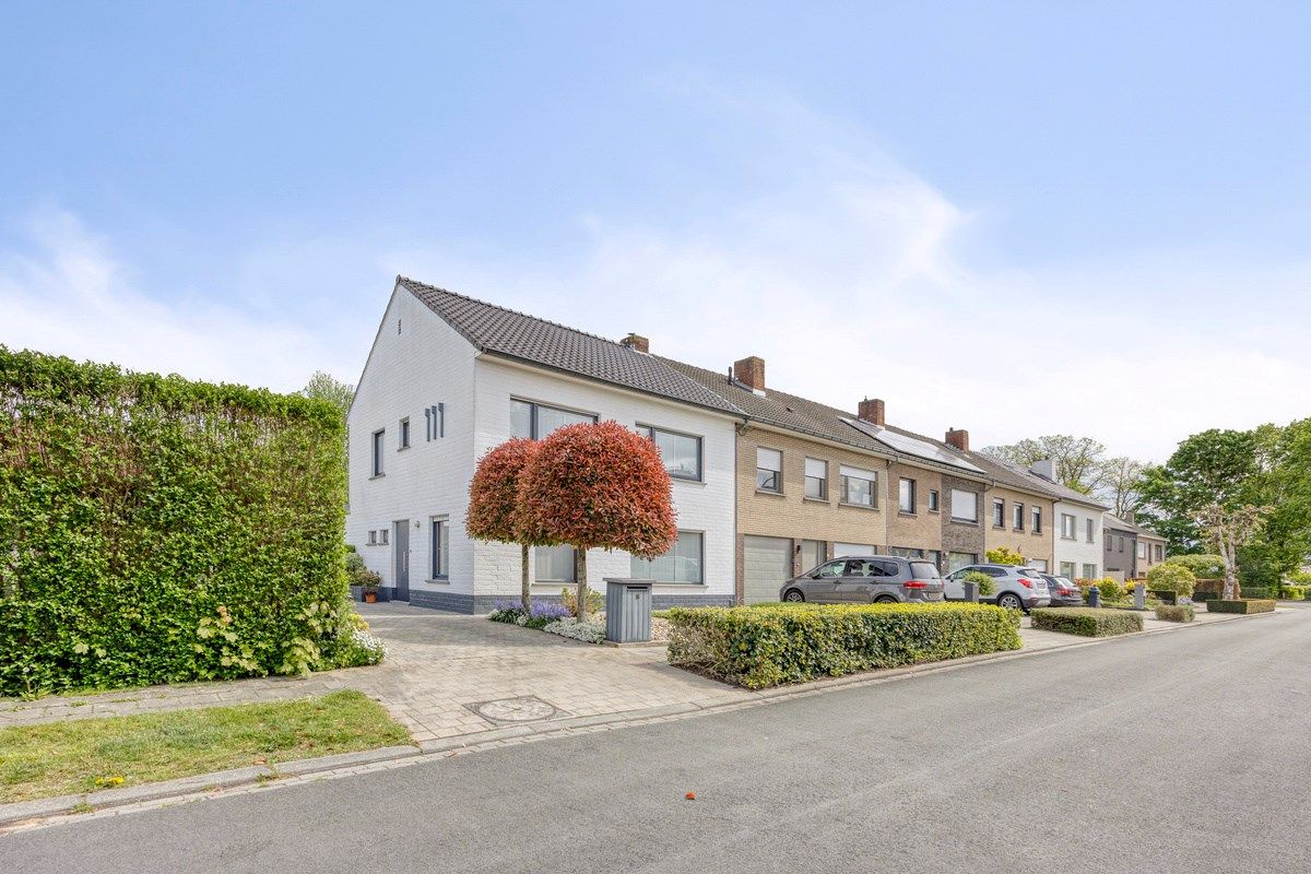 Halfopen woning met 3 slaapkamers en dubbele garage foto {{pictureIndex}}