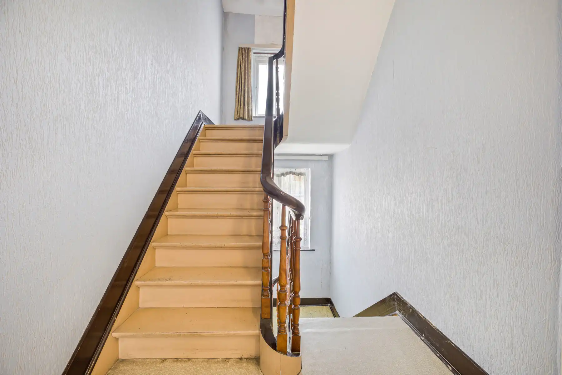 Te renoveren woning met veel mogelijkheden en garage foto 17