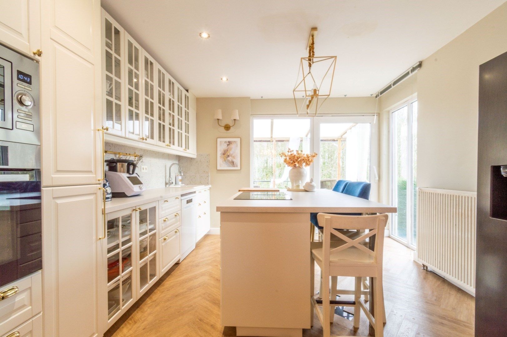 Ruime en gerenoveerde woning met 4 slaapkamers + garage! foto 6