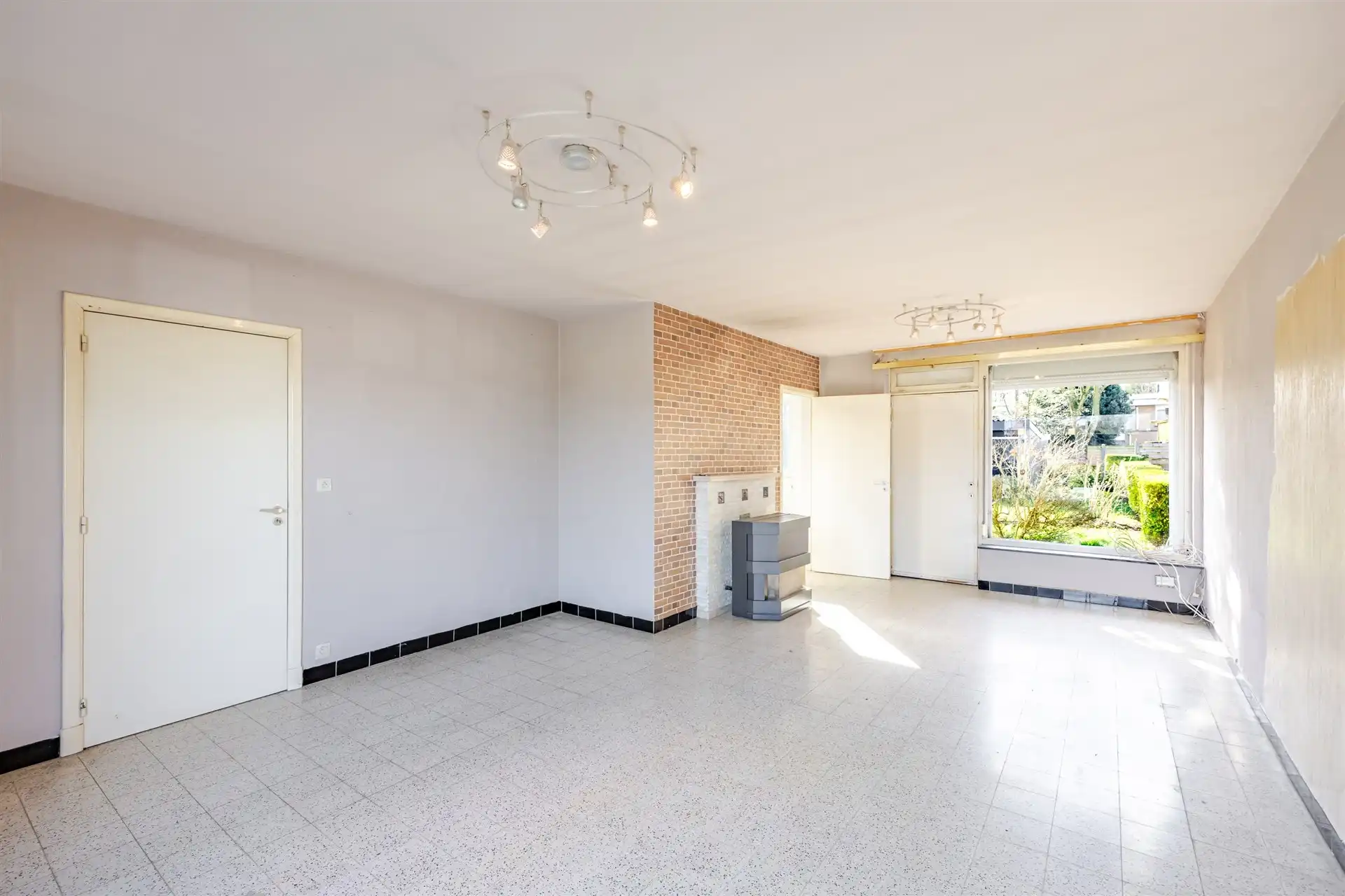 Te renoveren woning met 4 slpk en tuin foto 3