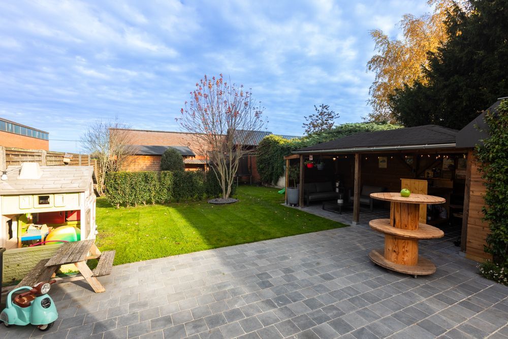 Halfopen woning met tuin, garage en pergola foto 27