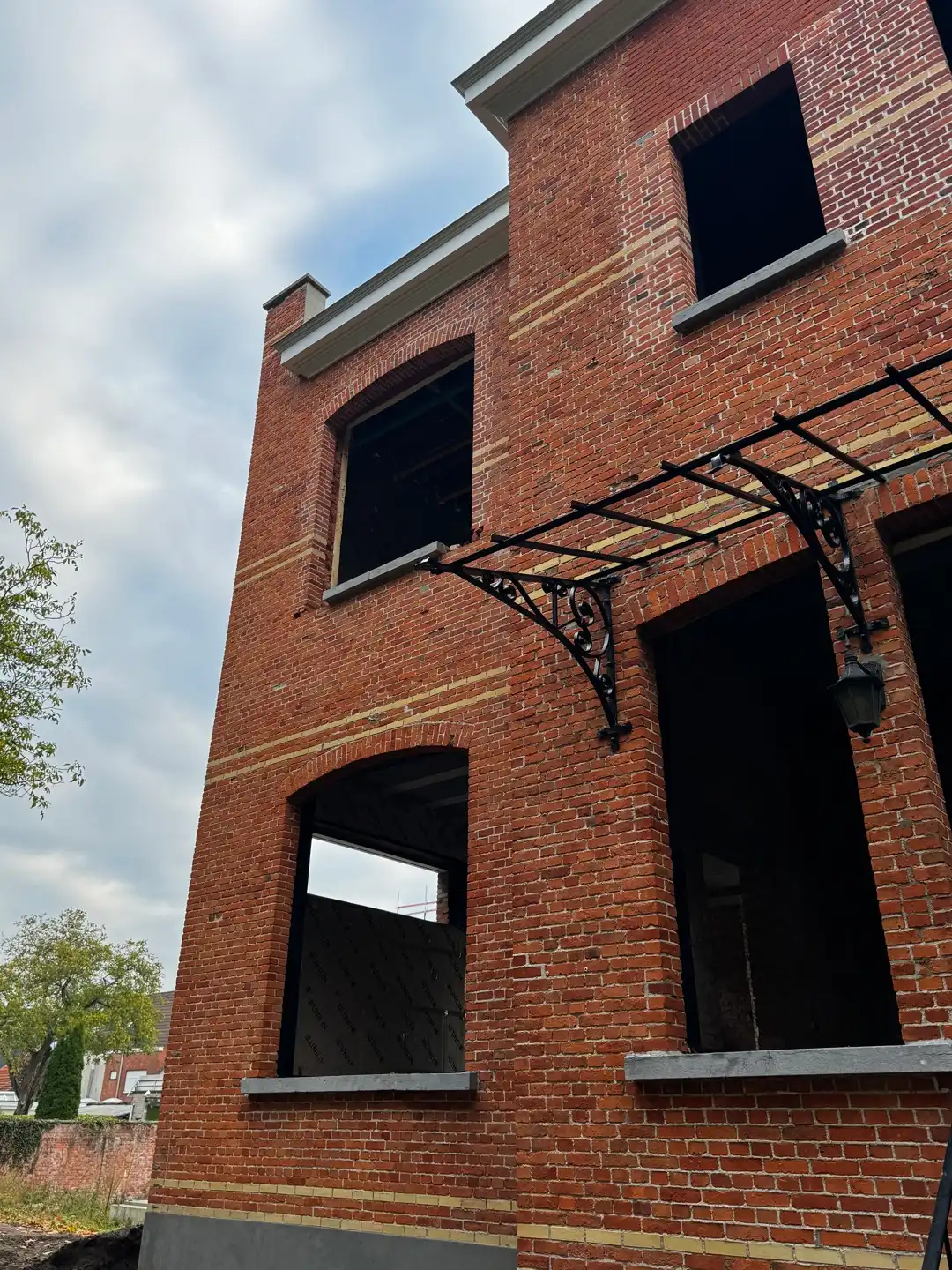Gerenoveerd kantoorgebouw met historisch karakter te koop foto 4