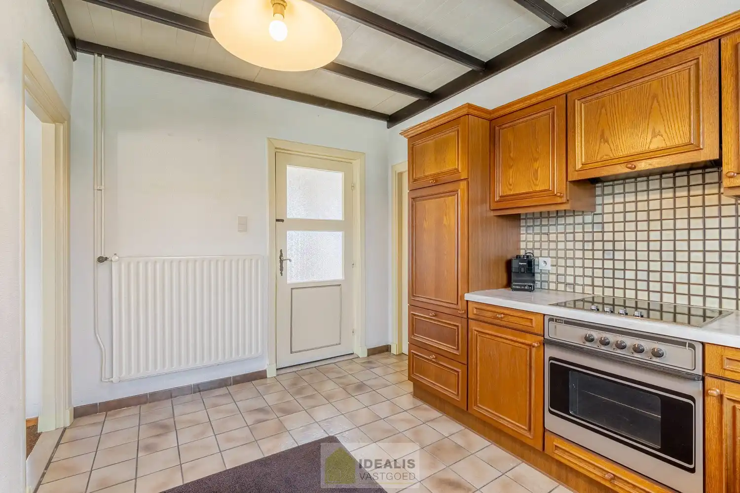 IDEALIS VASTGOED - Aangename vrijstaande woning op toplocatie te Boseind, Pelt. Deze woning omvat maar liefst +-149m² netto bewoonbare oppervlakte op een perceel van 6a 35ca met een ruime woonkamer met aansluitend uitgeruste keuken, maar liefst 3 slaapkamers of 2 slaapkamers met ruime dressing, badkamer, wasplaats, veranda en zeer ruime garage vlakbij de dorpskern van Boseind, Pelt! Uiterst geschikt voor kandidaten op zoek naar een naar eigen wens te renoveren betaalbare woning. foto 9