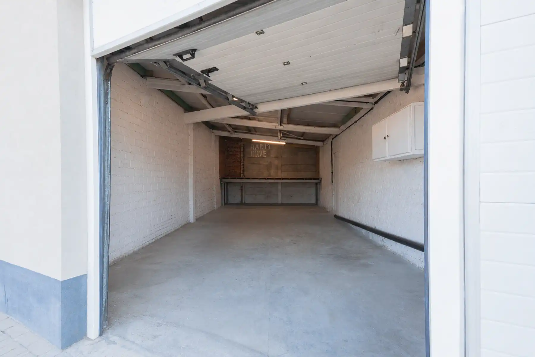 Recent gerenoveerde woning met grote loods foto 28