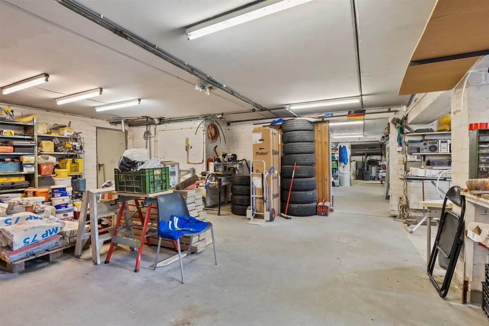 Garages met bureelruimte en sanitair  foto 11