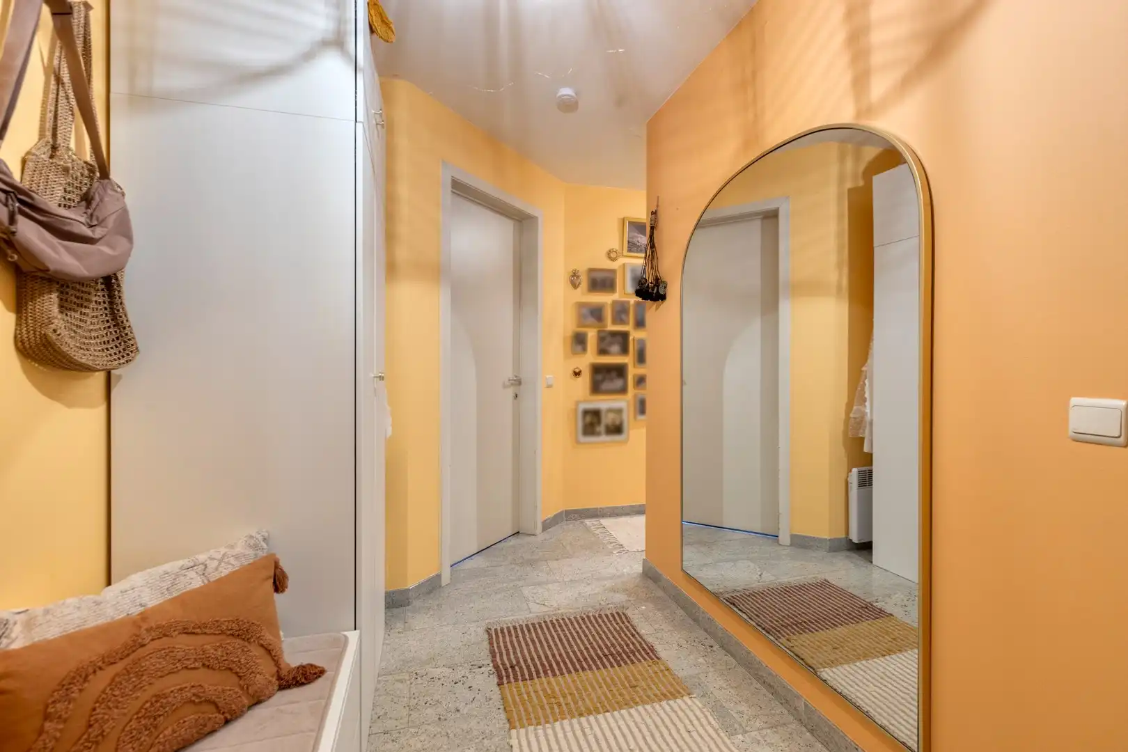 Karaktervol en instapklaar appartement met 2 slaapkamers, terras én garage in het centrum van Zutendaal. foto 5