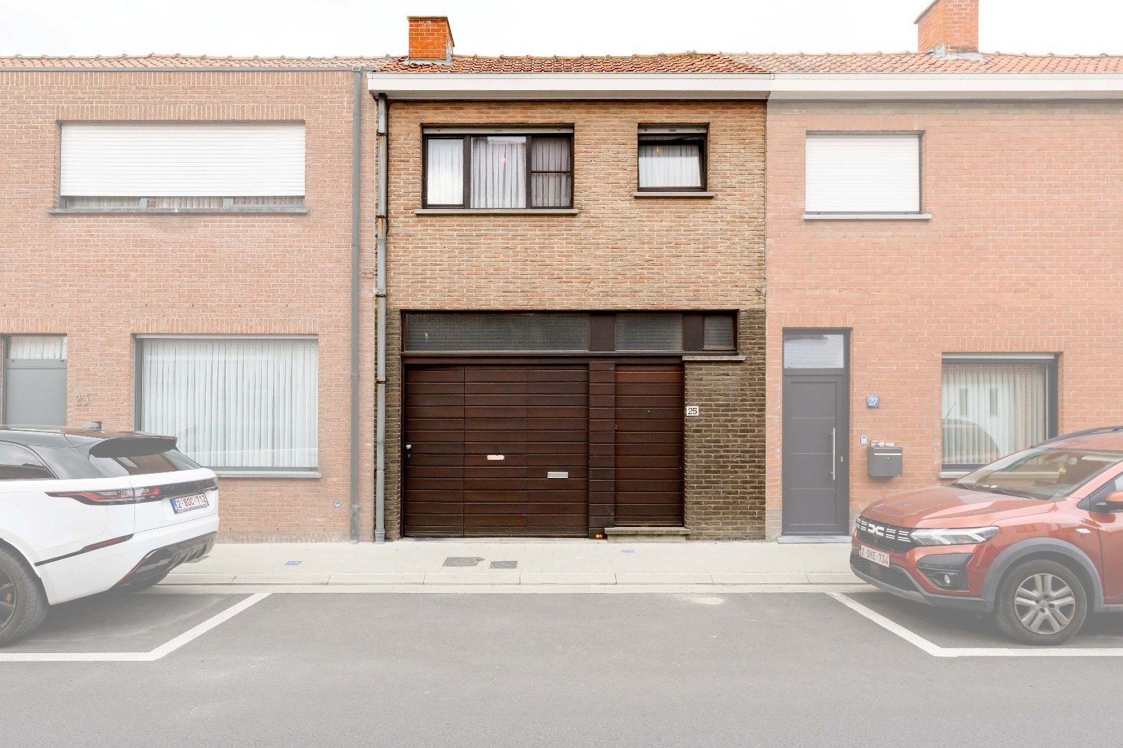 Hoofdfoto van de publicatie: GOED ONDERHOUDEN RIJWONING MET 3 SLPKS, TUIN & GARAGE