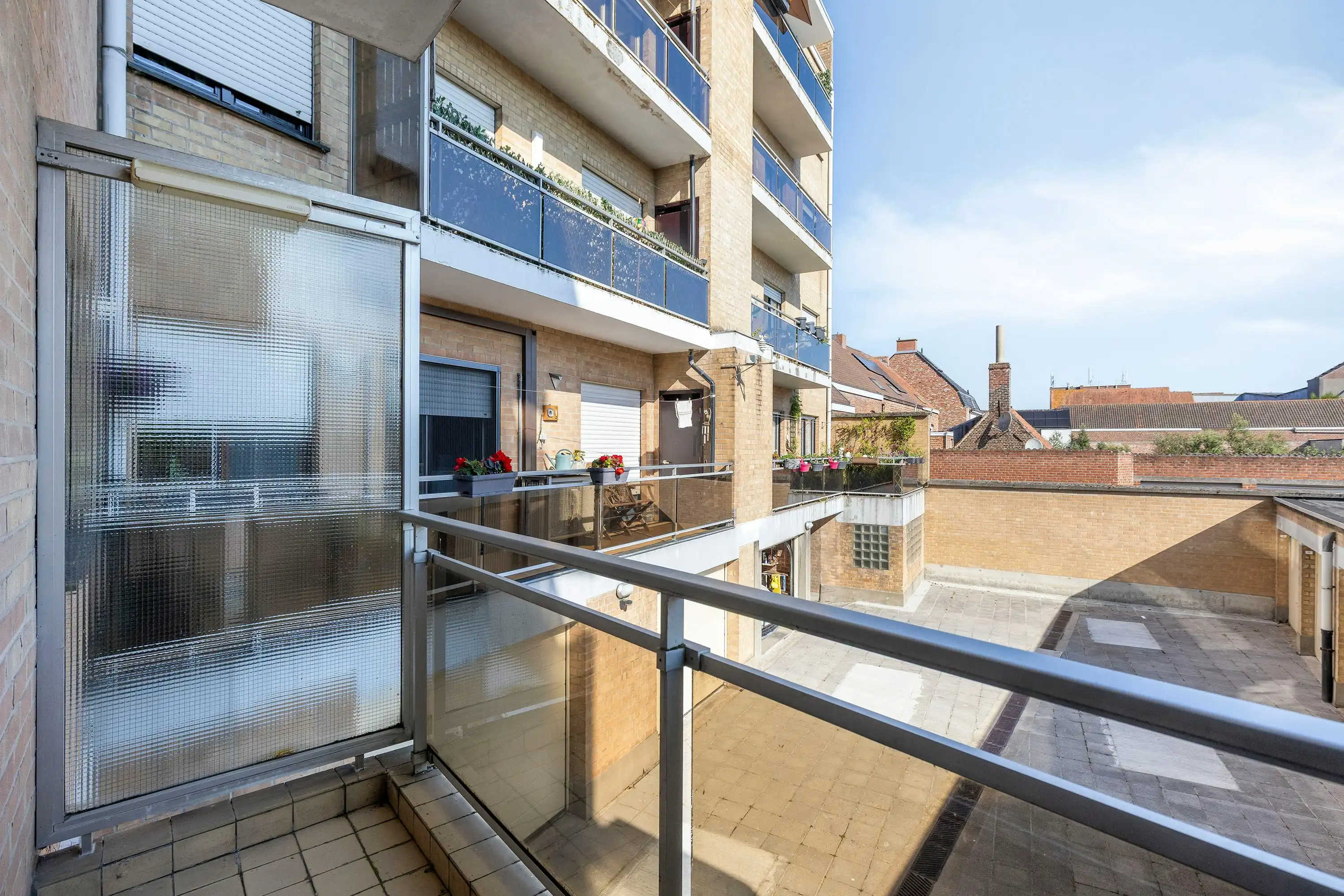 Appartement te koop met 2 kamers, terras en garage in Ieper foto 12