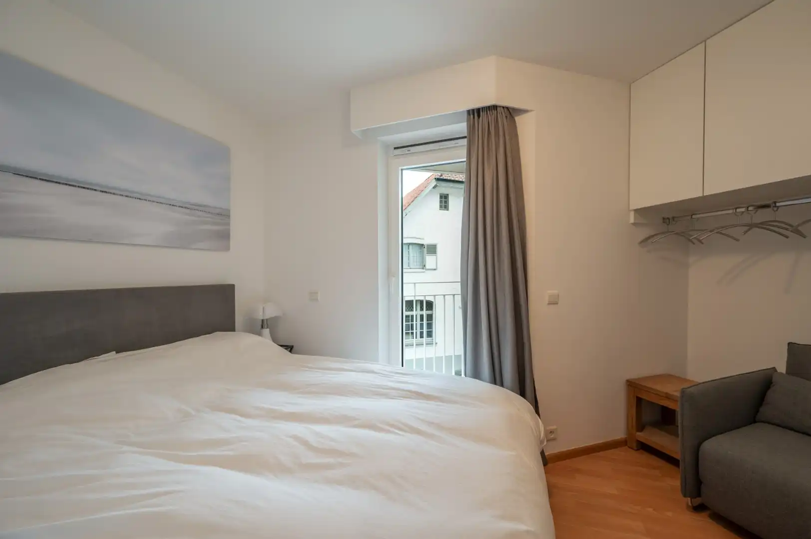 Uitzonderlijk breed appartement met aangenaam zicht op groen en villa's van Het Zoute, gelegen in residentie tussen Driehoeksplein en Ijzerzerpark. foto 15