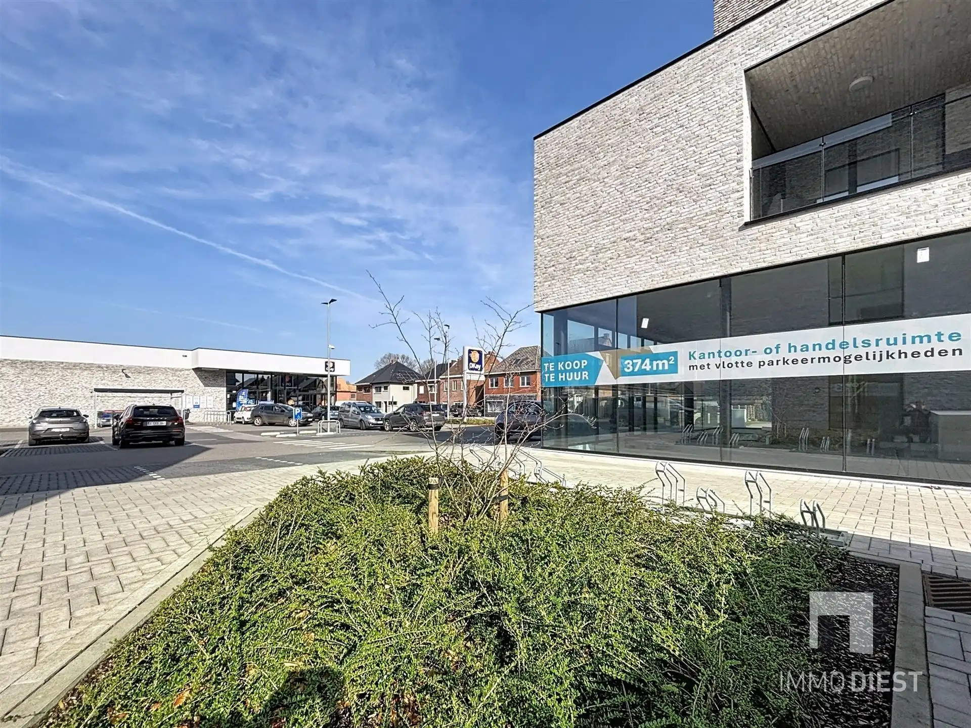 Commercieel Gebouw van 374m2 op toplocatie met parking! foto 7