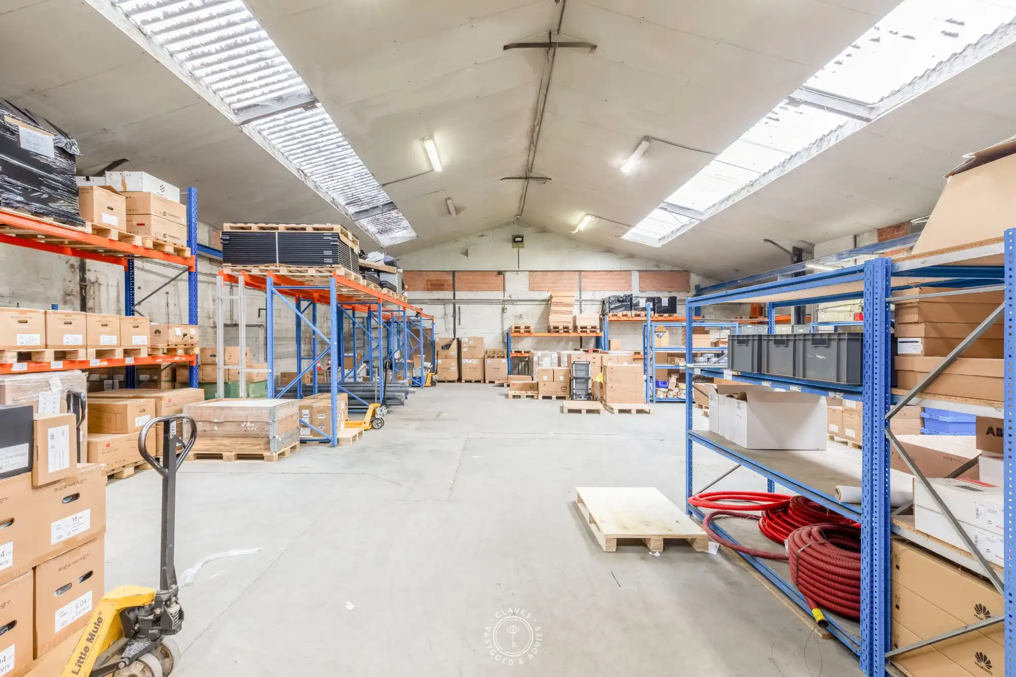 Multifunctioneel kantoorgebouw met magazijnen foto 26