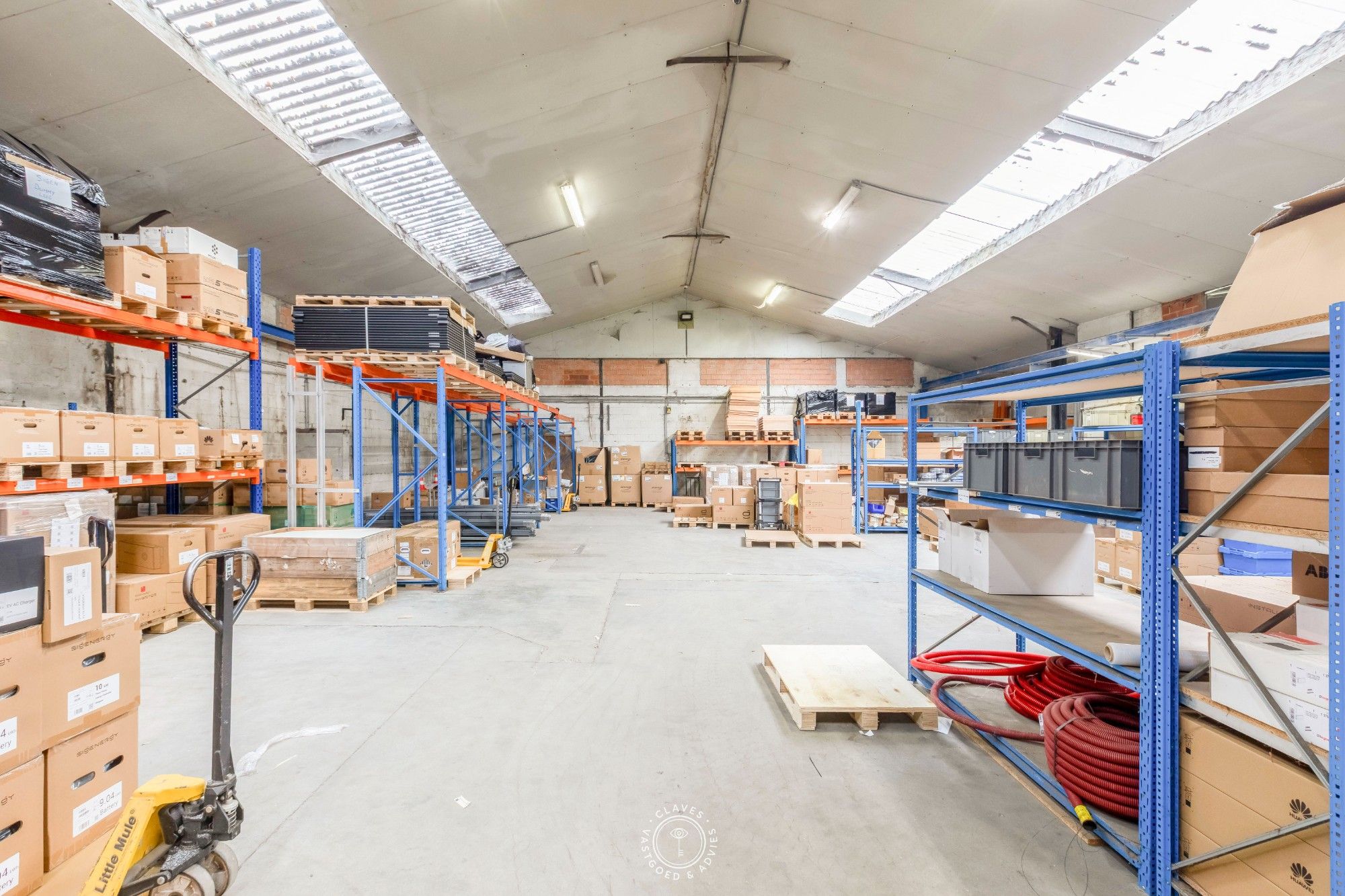 Multifunctioneel kantoorgebouw met magazijnen foto 26