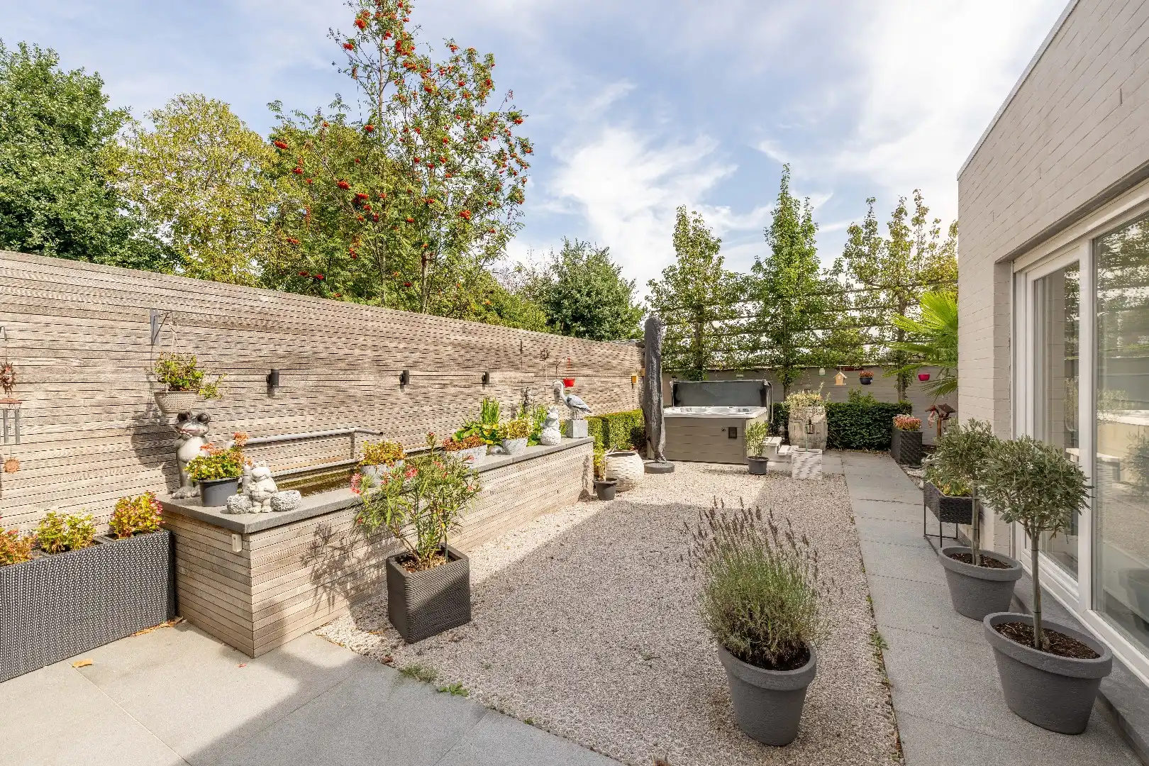 VERRASSEND RUIME, INSTAPKLARE WONING MET 2 GARAGES TE PITTEM foto 20