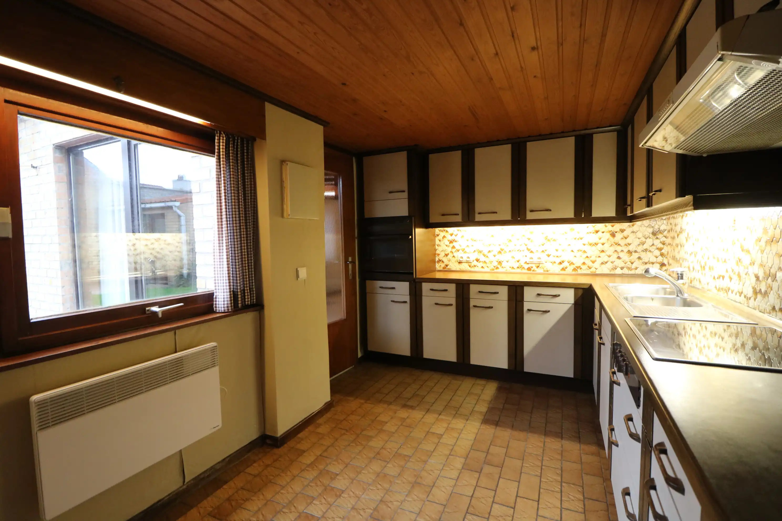 Woning met 3 slaapkamers, zuidgerichte tuin en garage in het centrum van Zuienkerke. foto 8