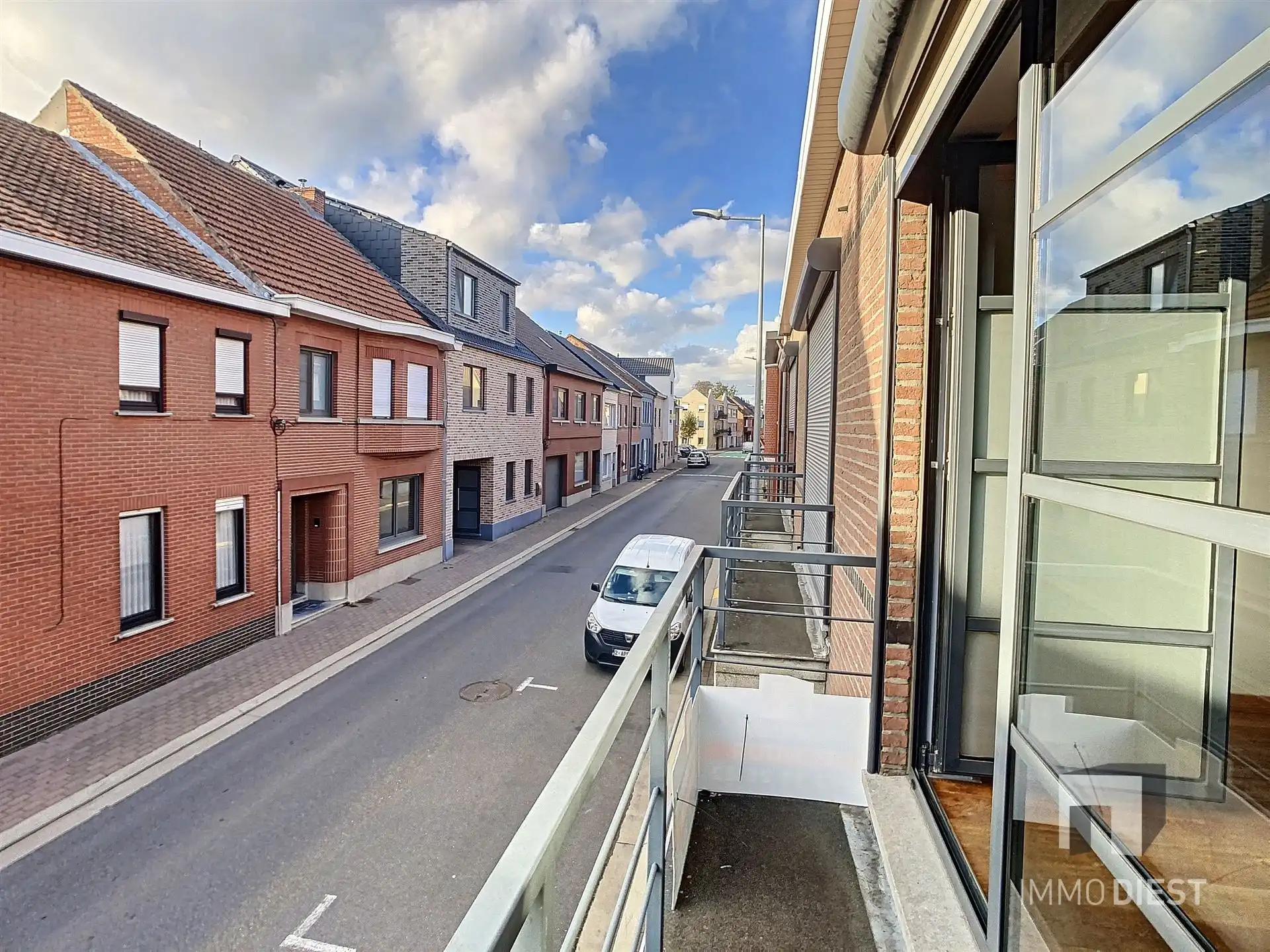 Duplexappartement met 2 slaapkamers, ruim terras en overdekte autostaanplaats in hartje Zichem. foto 2