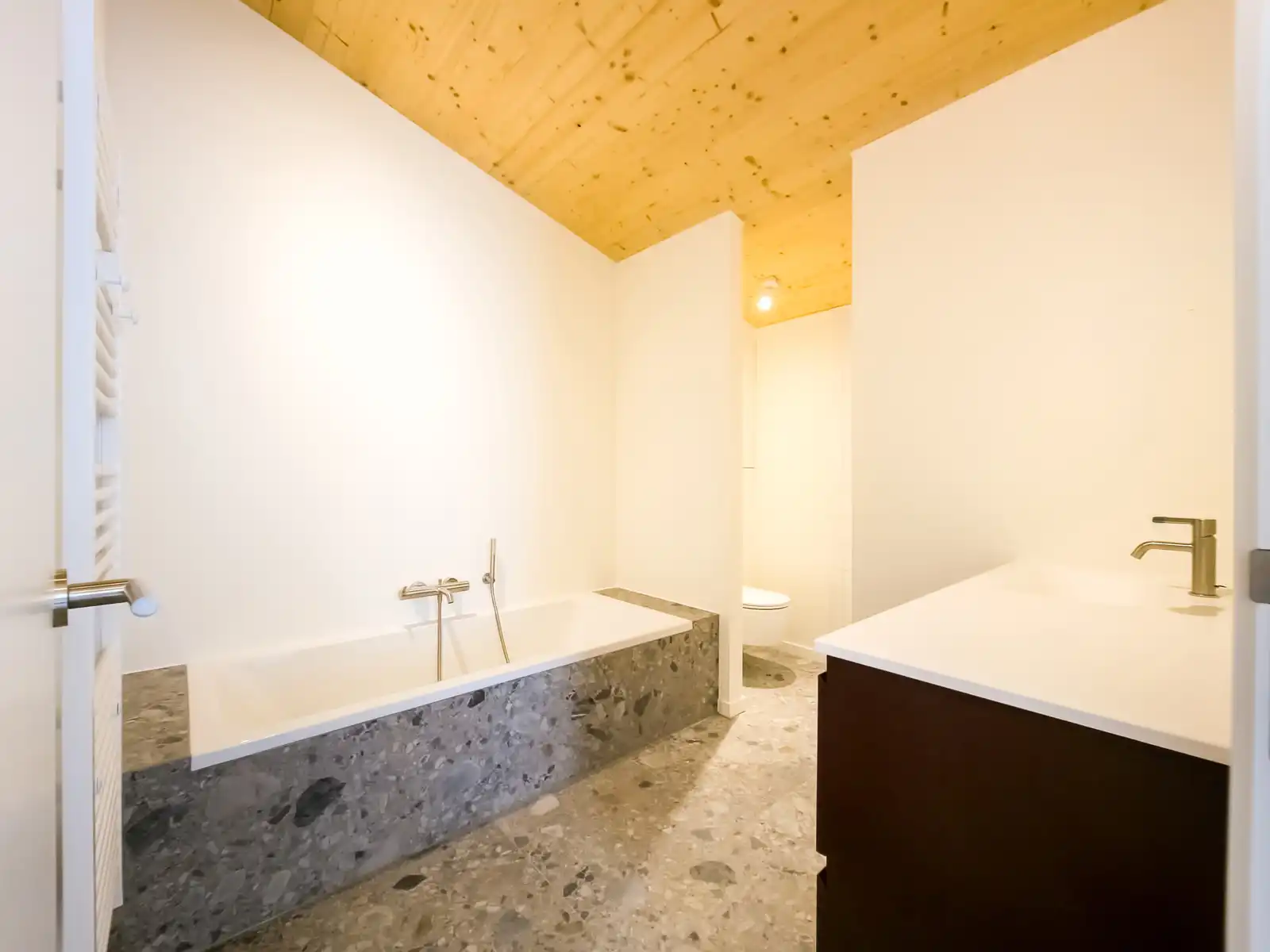 Prachtige penthouse 2 kamer appartement met groot terras foto 7