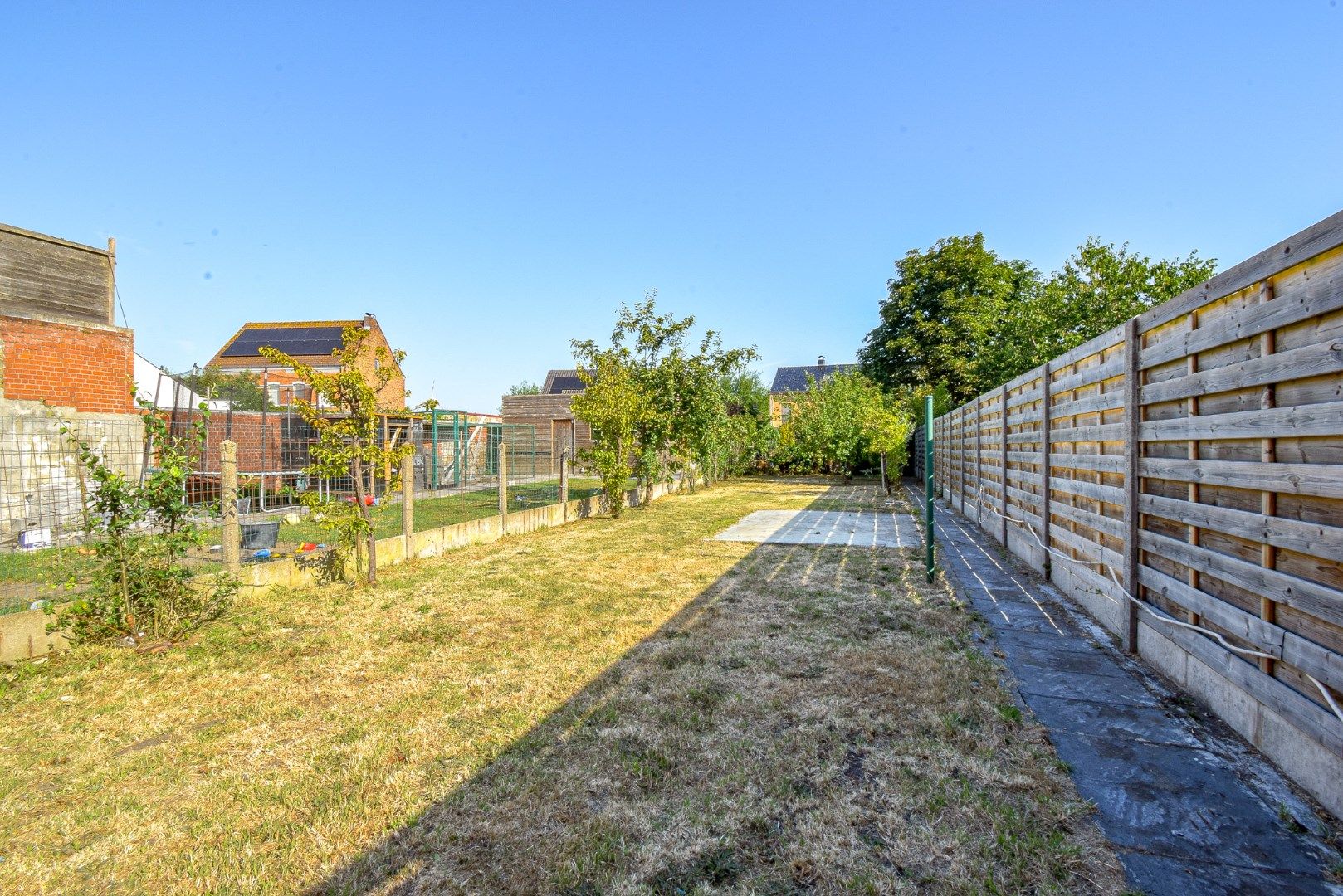 Instapklare gerenoveerde rijwoning in het centrum van Gistel foto 16