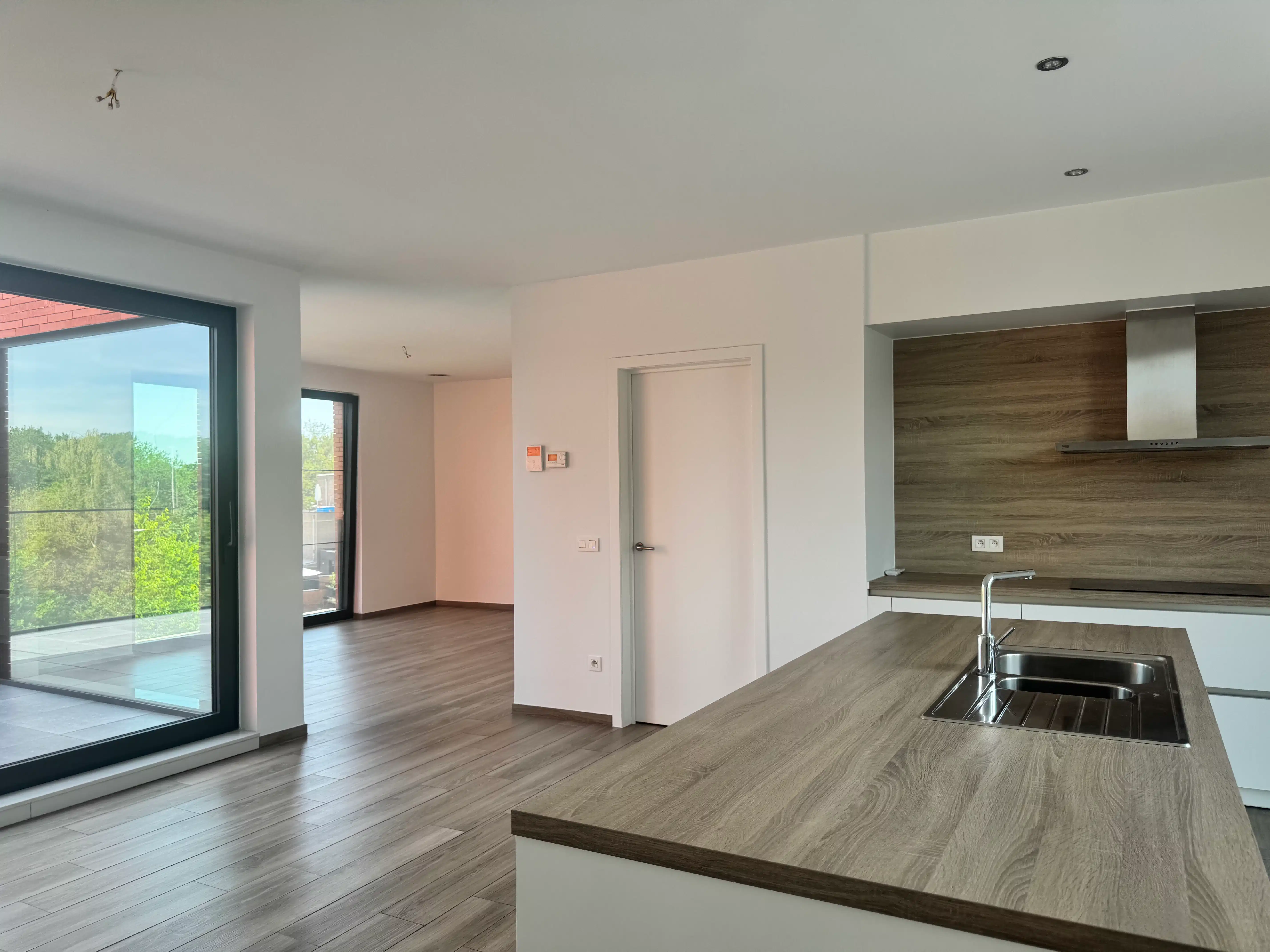 Modern appartement met 2 slaapkamers en 2 autostaanplaatsen foto 8