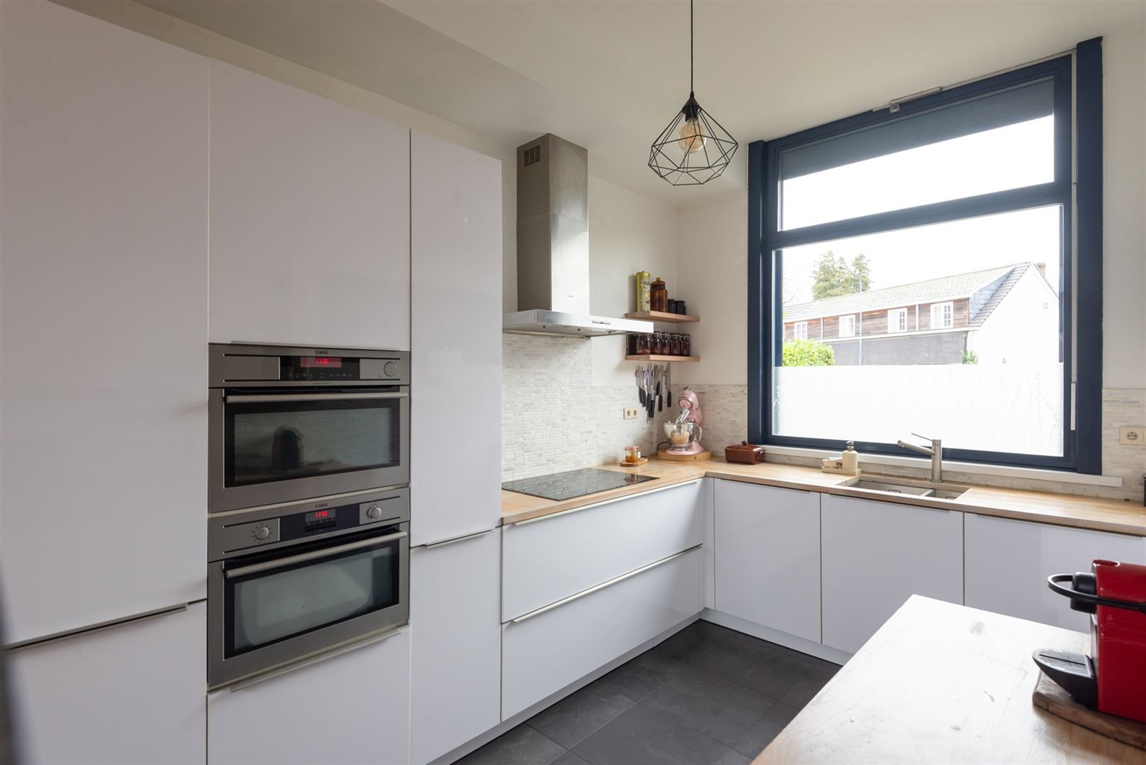 Charmante woning met zonnige tuin in hartje Kontich foto 6