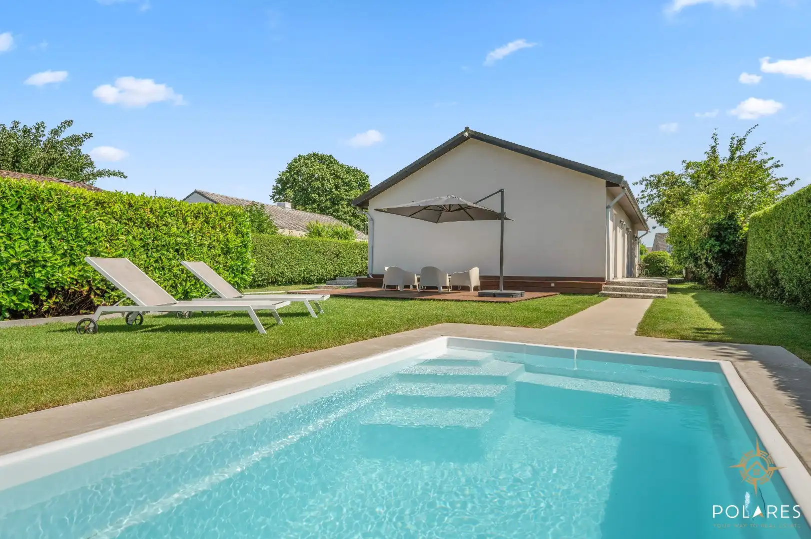 Volledig gerenoveerde moderne bungalow met zwembad – 100% instapklaar! foto {{pictureIndex}}