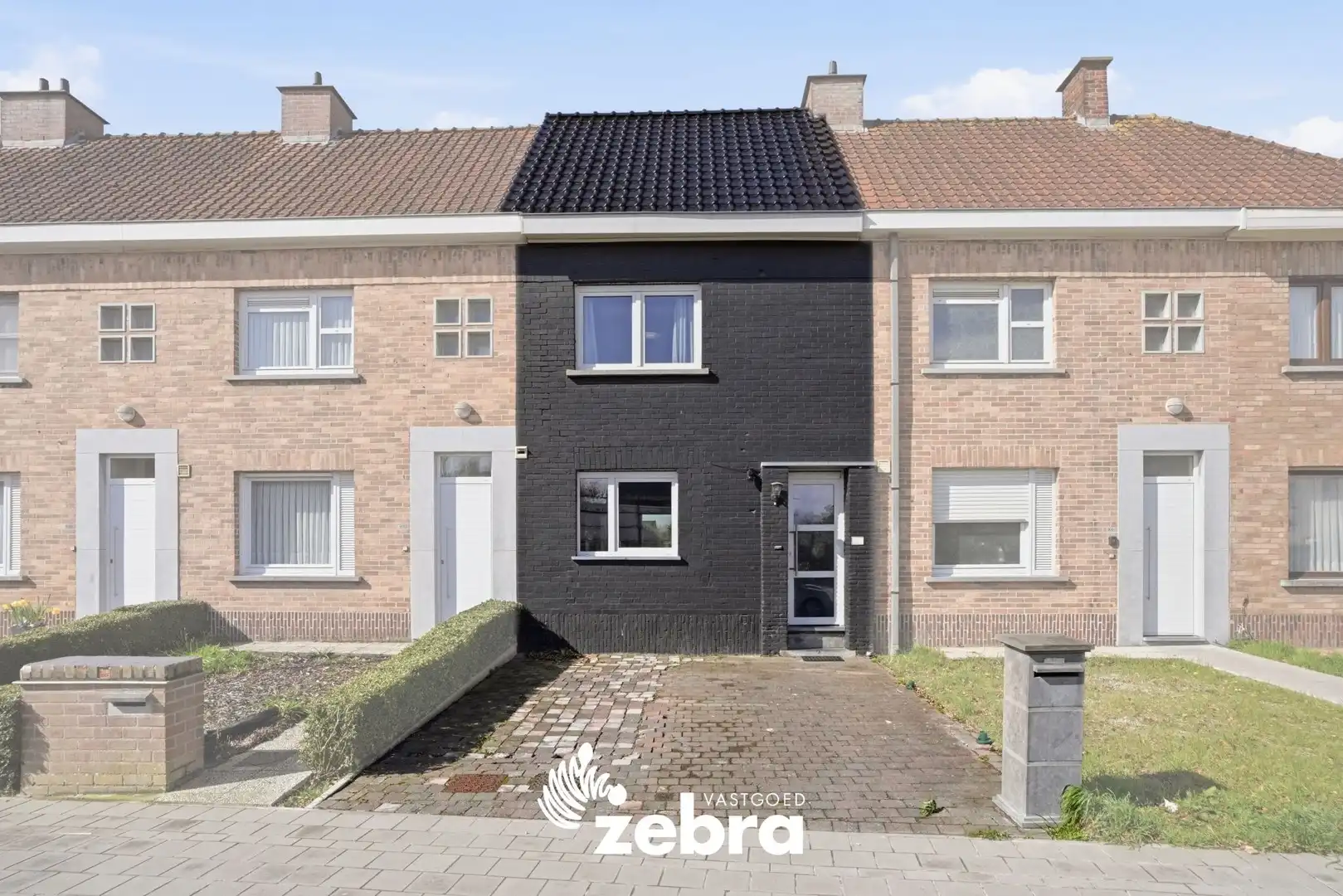 Gerenoveerde rijwoning met uitweg te Roeselare! foto 14