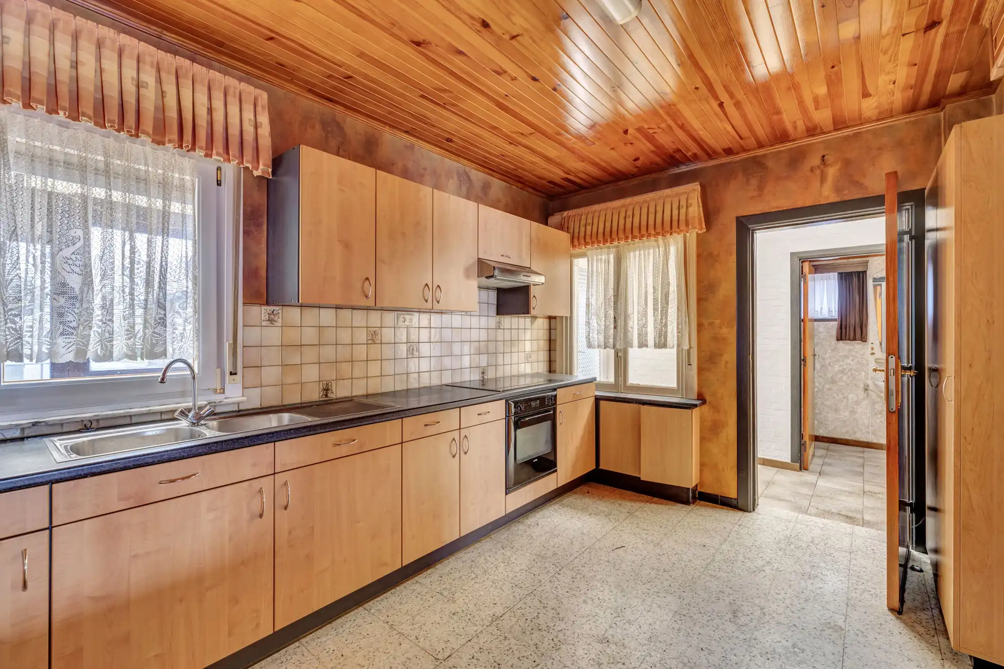 Ruime woning met veel potentieel en grote garage (80m²) foto 7