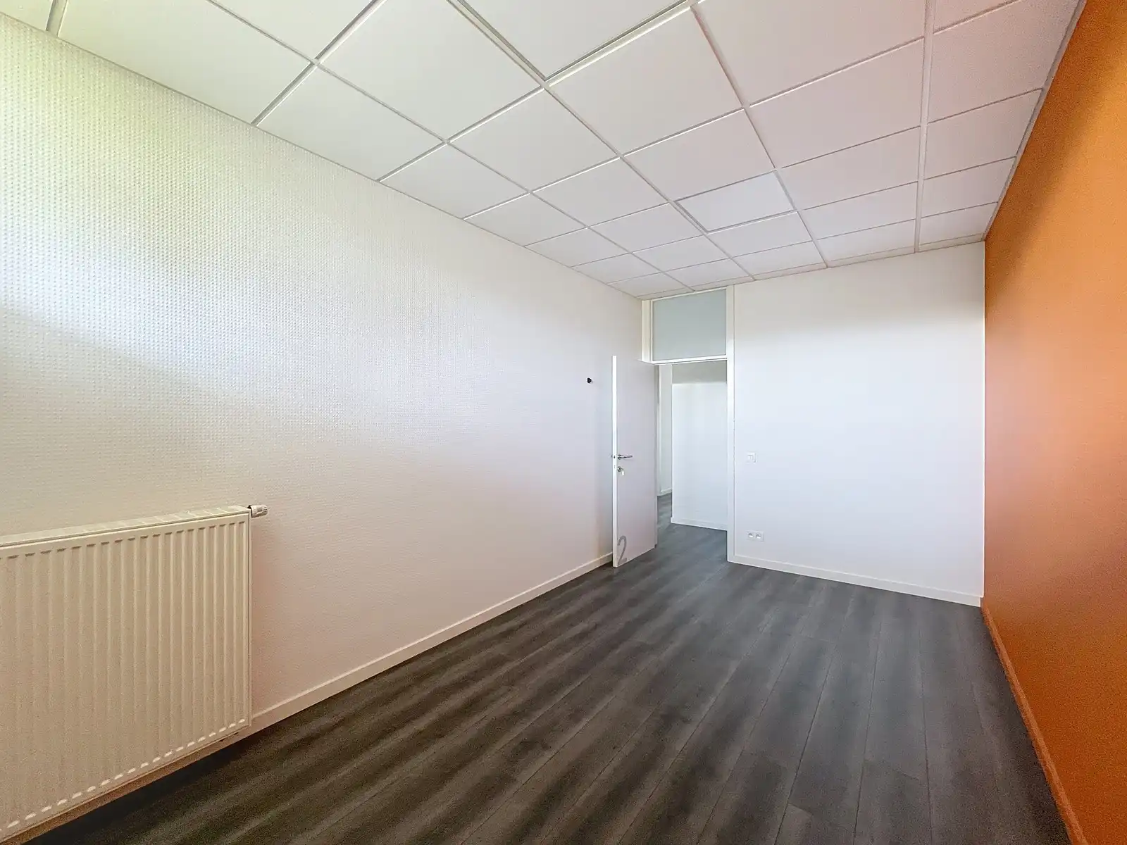 Instapklaar lichtrijk GERENOVEERD pand met mooie open kantoor/praktijkruimte en 4 aparte burelen/consultatieruimtes. foto 19