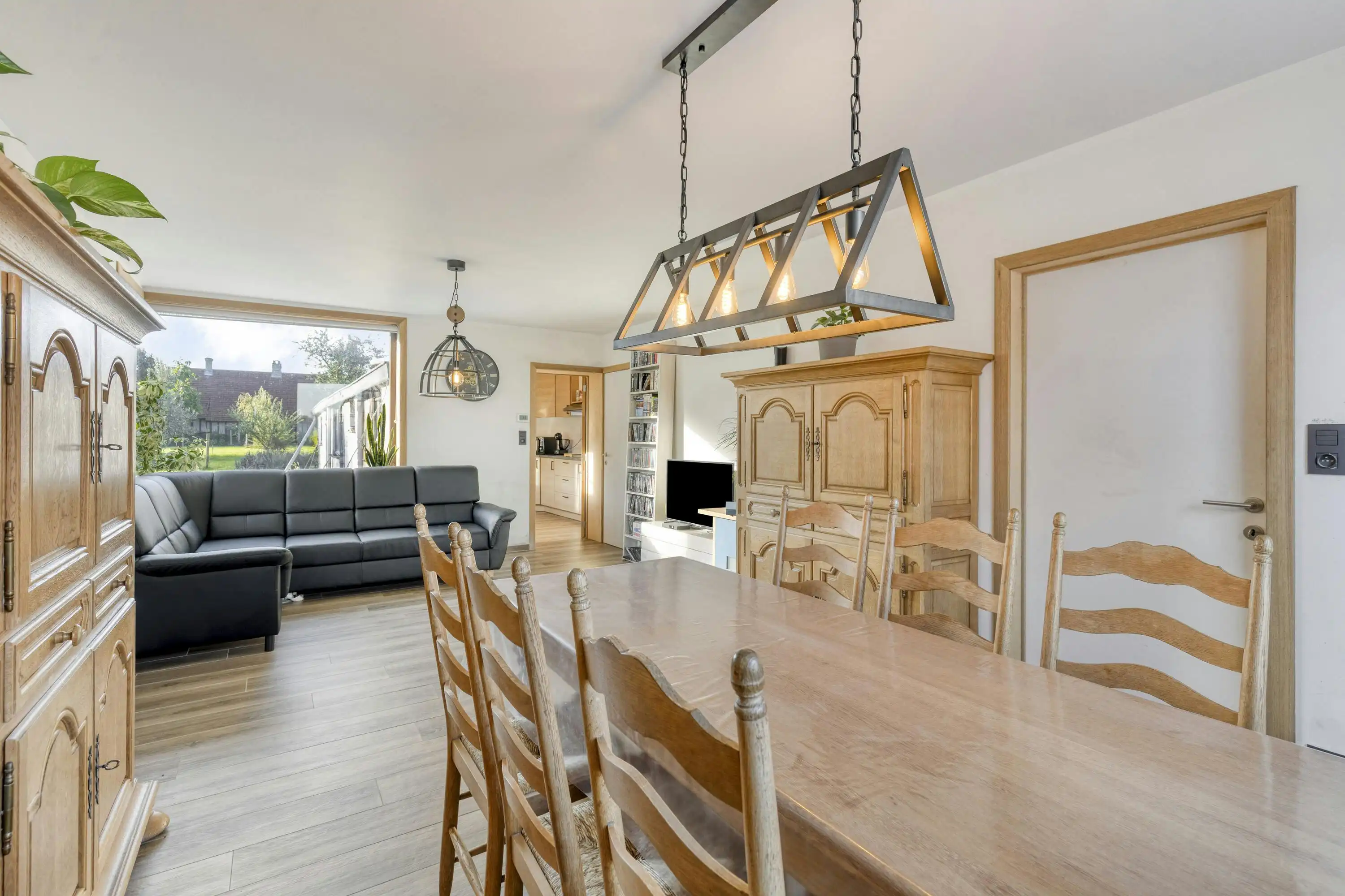 Huis te koop met drie slaapkamers op 1156m² grondoppervlakte foto 4