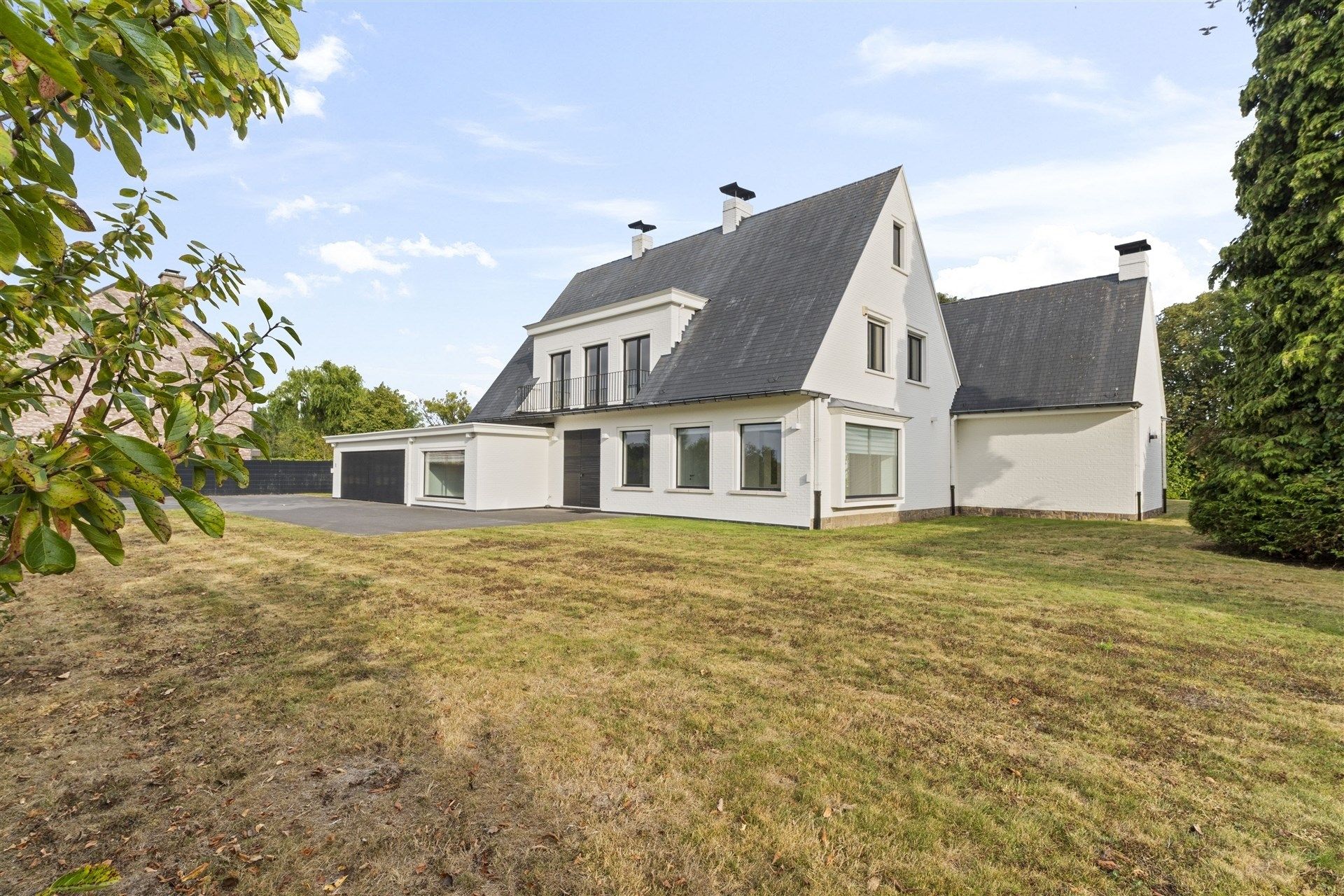 Ruime moderne villa met alle luxe op 5.176m² foto {{pictureIndex}}