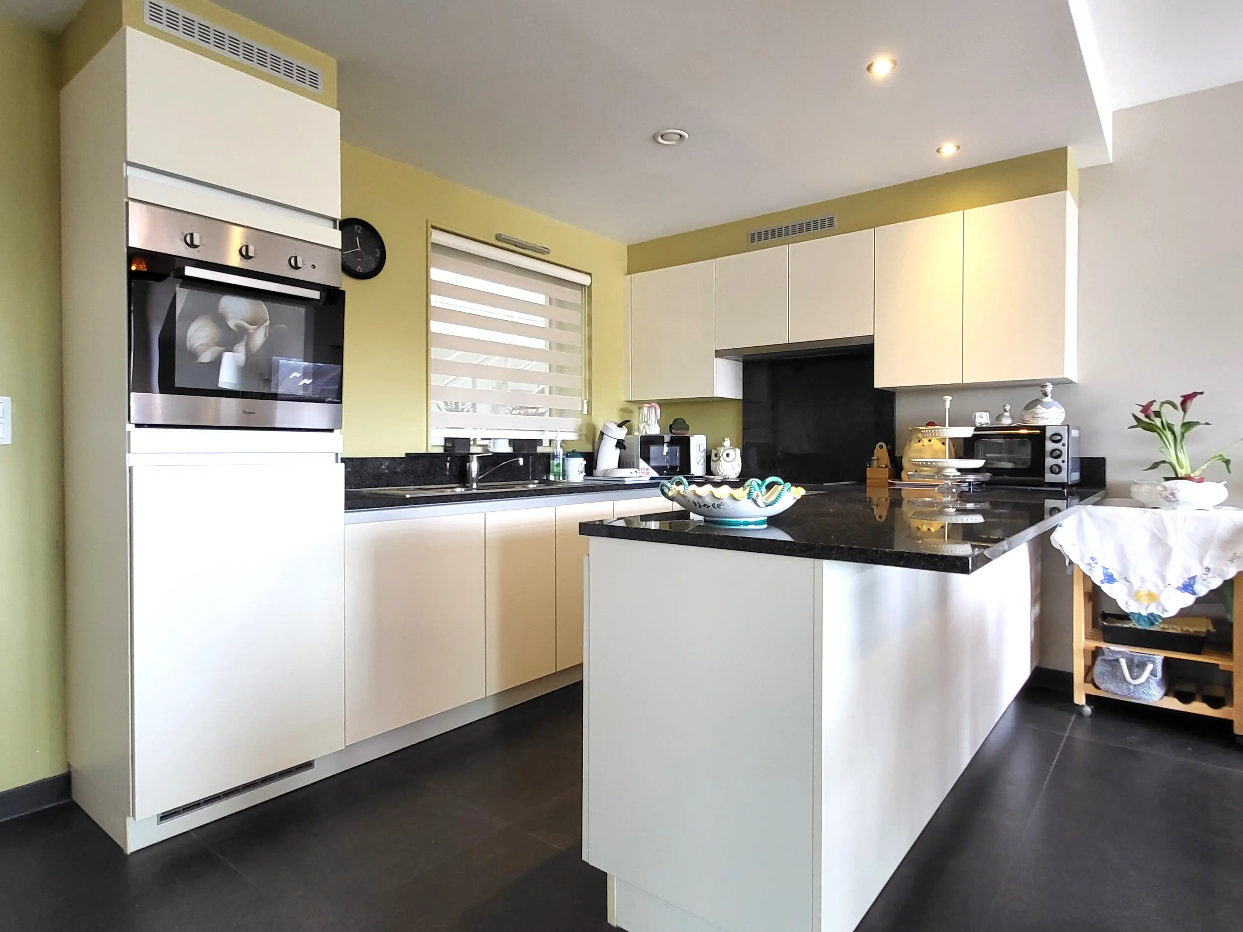 Instapklaar en energiezuinig appartement (66 m²) met zuidgerichte terrassen, ideaal gelegen in een rustige dorpsomgeving op wandelafstand van winkels, openbaar vervoer en scholen.  foto 14